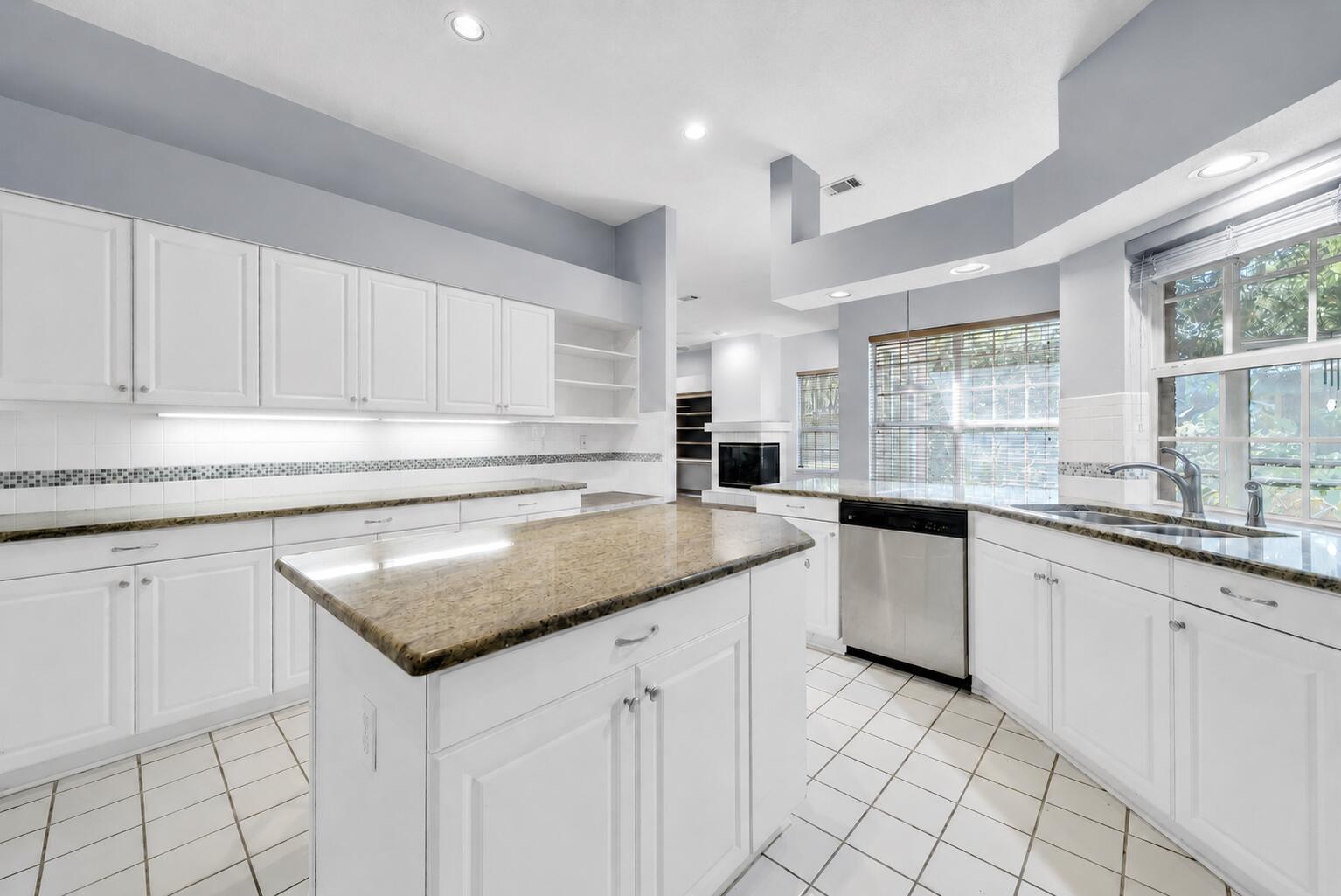 PARKWOOD ESTATES PH 1 BLUEWATER BAY - Residential