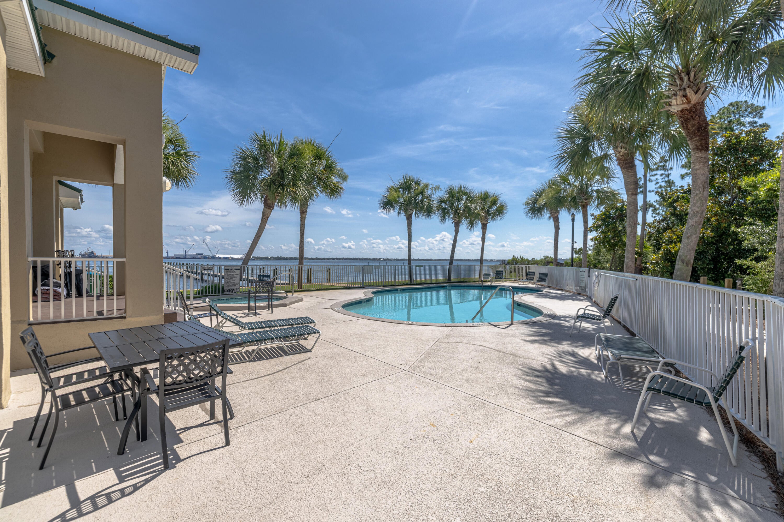PELICAN BAY - Residential