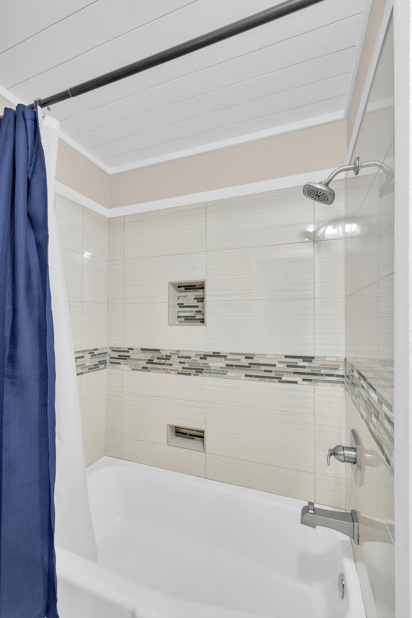 SUMMIT CONDOMINIUM, THE - Residential