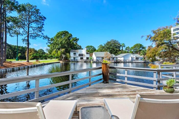 'Lakefront Home '...! Ready to be Sell...! 
Enjoy your morning coffee or your afternoon cocktail on your expansive deck overlooking the Linkside lake and illuminated fountain. This updated, 3 Bedroom, 2 Bath  meticulously maintained and ready to be occupied. The living room, master bedroom and dining room patio doors open up to the large deck providing outdoor living at its best. The kitchen has stainless appliances and quartz counter tops. BOTH bathrooms updated and bedroom's feature custom California closets.  Roof replaced in 2017 and the exterior has just been completely painted! Paver driveway with enough space to add a carport if desired. This adorable ONE LEVEL cottage would be an excellent family getaway, a rental property or a full-time residence.