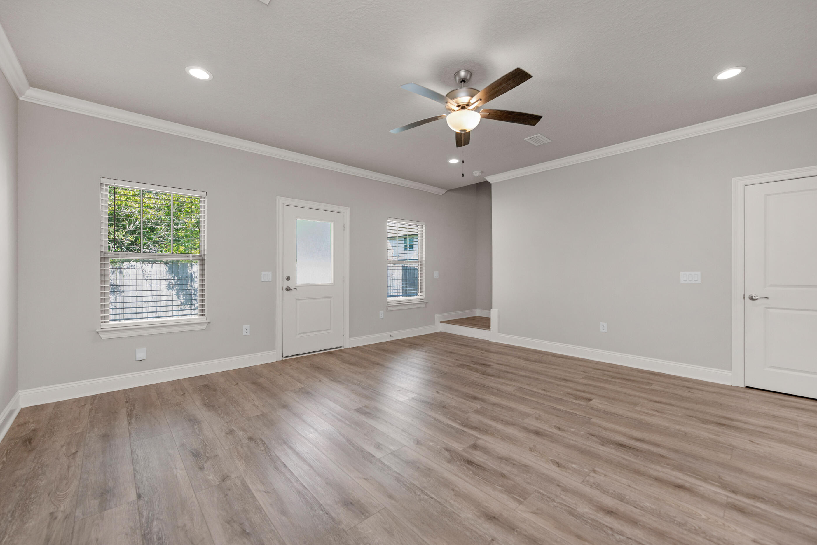 CRESCENT SHORES - Residential