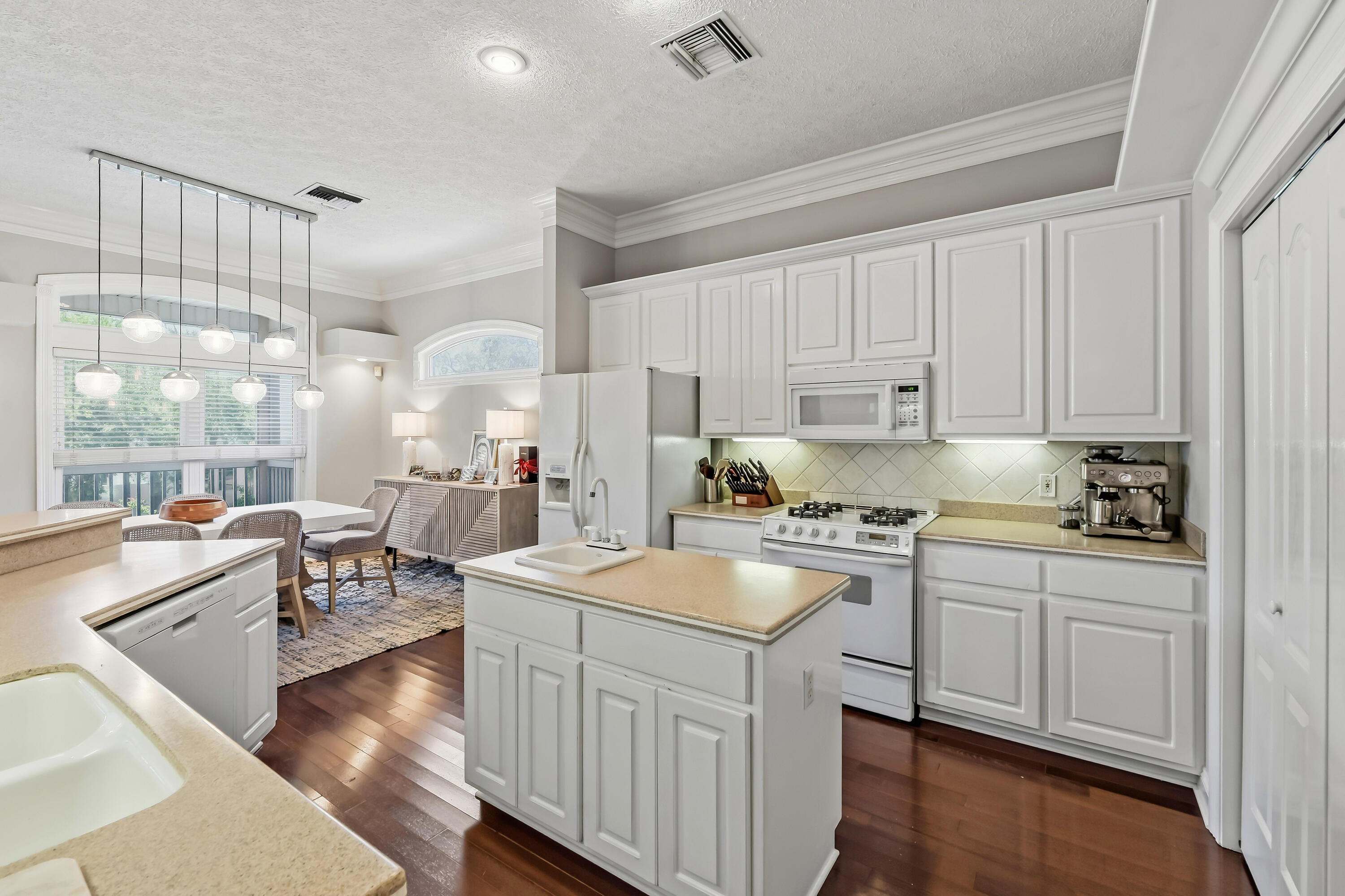 LAKEWOOD POINTE ESTATES - Residential
