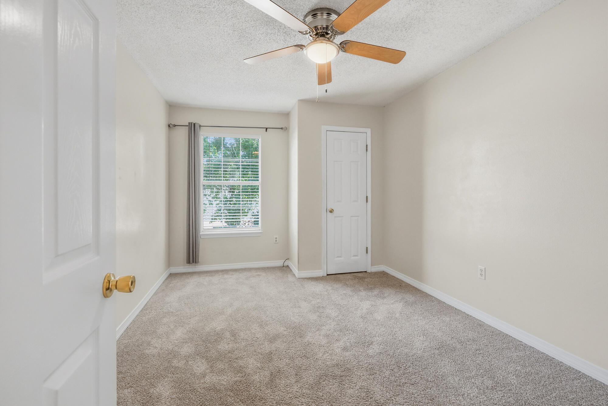 WHISPERING OAKS - Residential