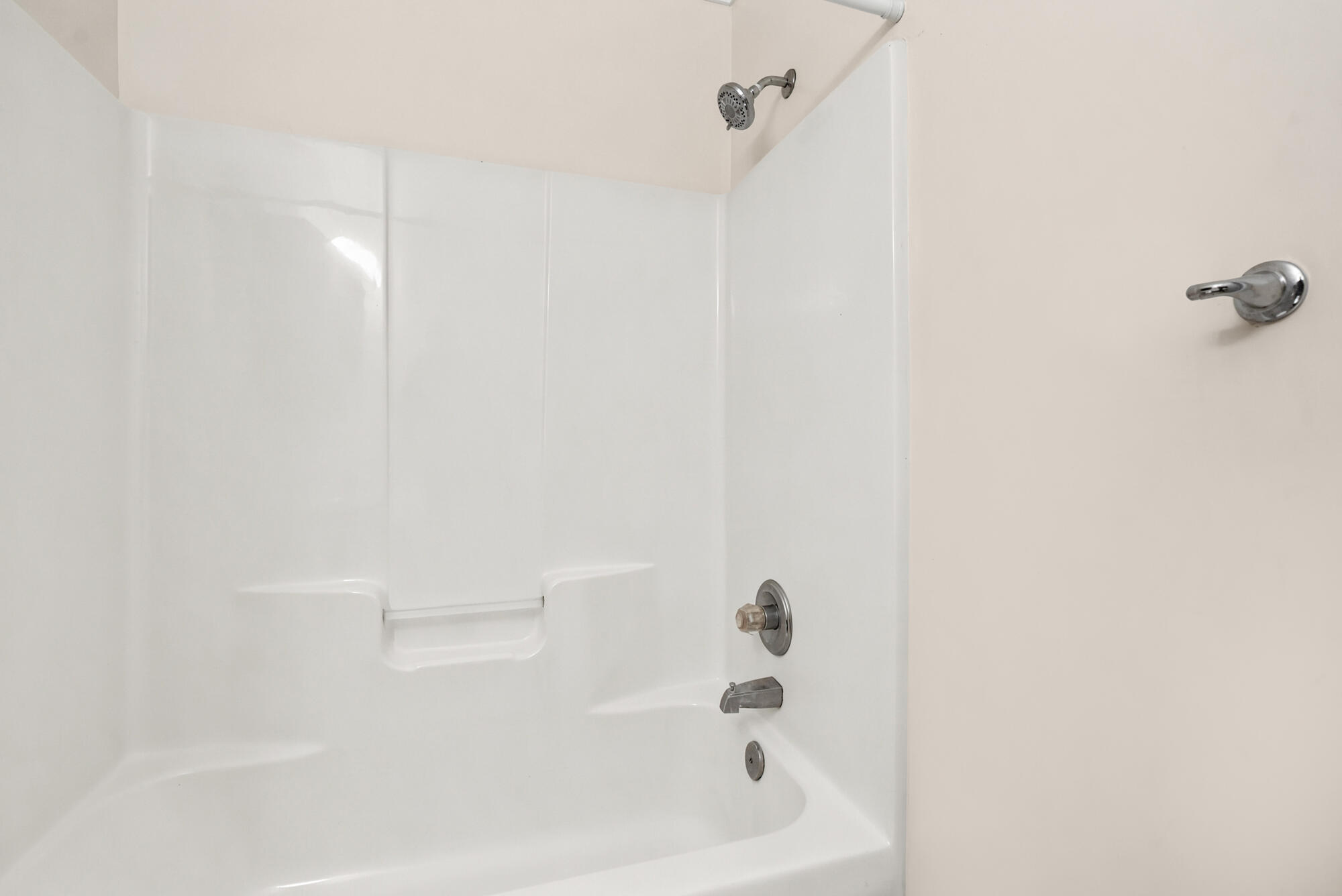 WHISPERING OAKS - Residential