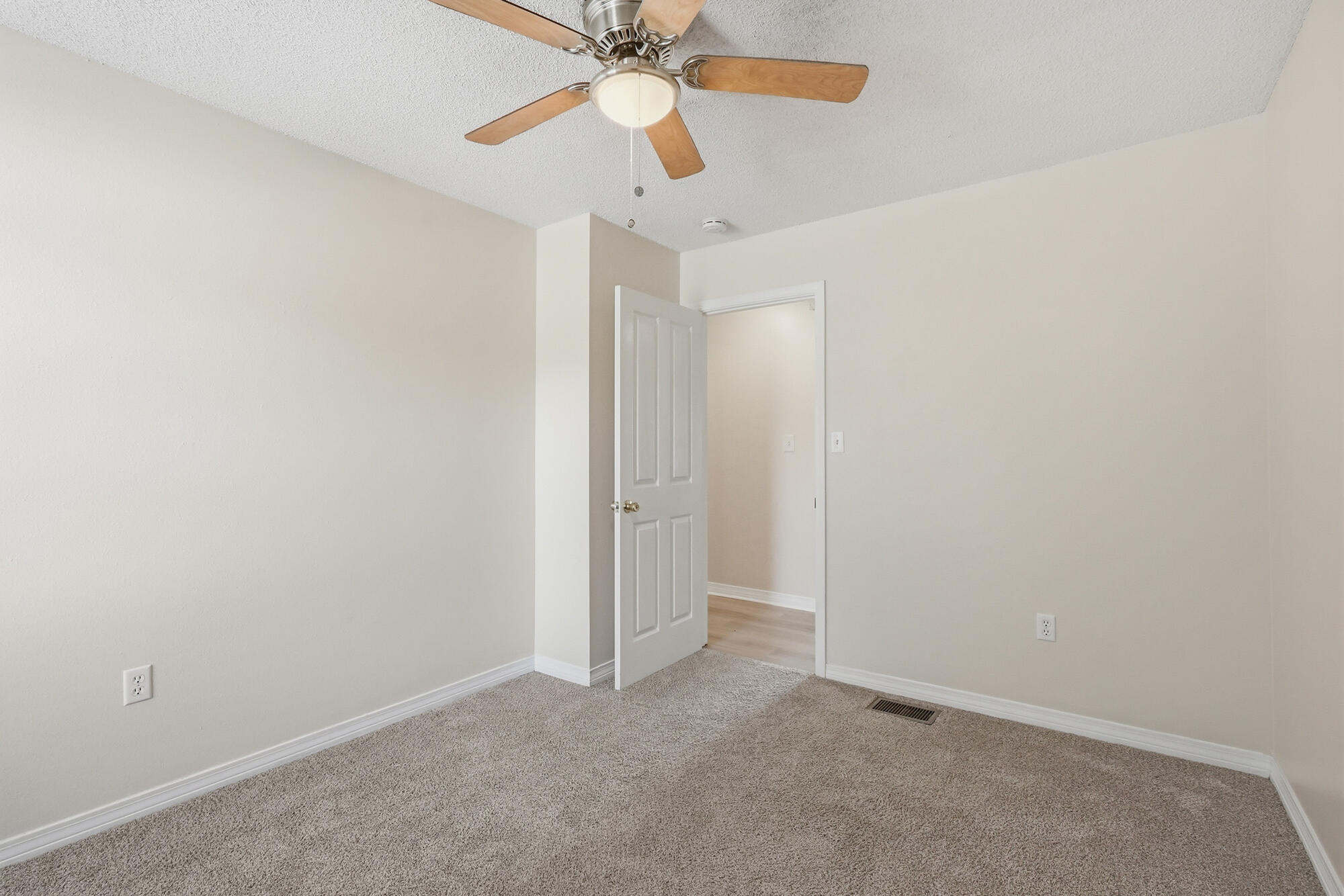 WHISPERING OAKS - Residential