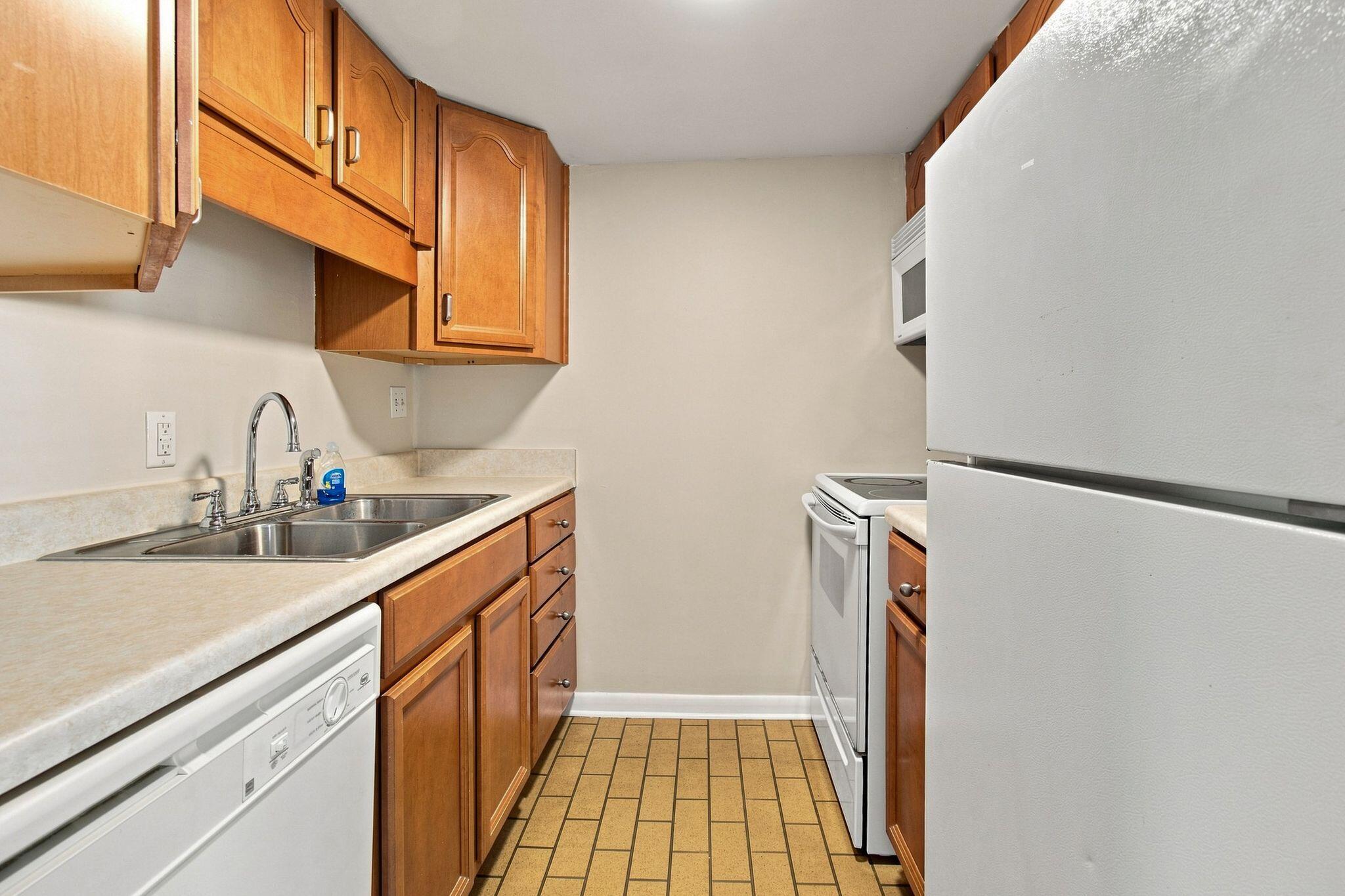 Cute 1 Bedroom condo, central location just 14 minutes to Eglin, or the EOD Schoolhouse, 15 Min to Duke and 20 mins to the Destin Beaches. Just a few mins to shopping and dining. Updated kitchen and Bath. Enjoy relaxing in the community pool. Complex offers a laundry facility for tenants and 1 assigned parking space. Water and trash are included in the rent.