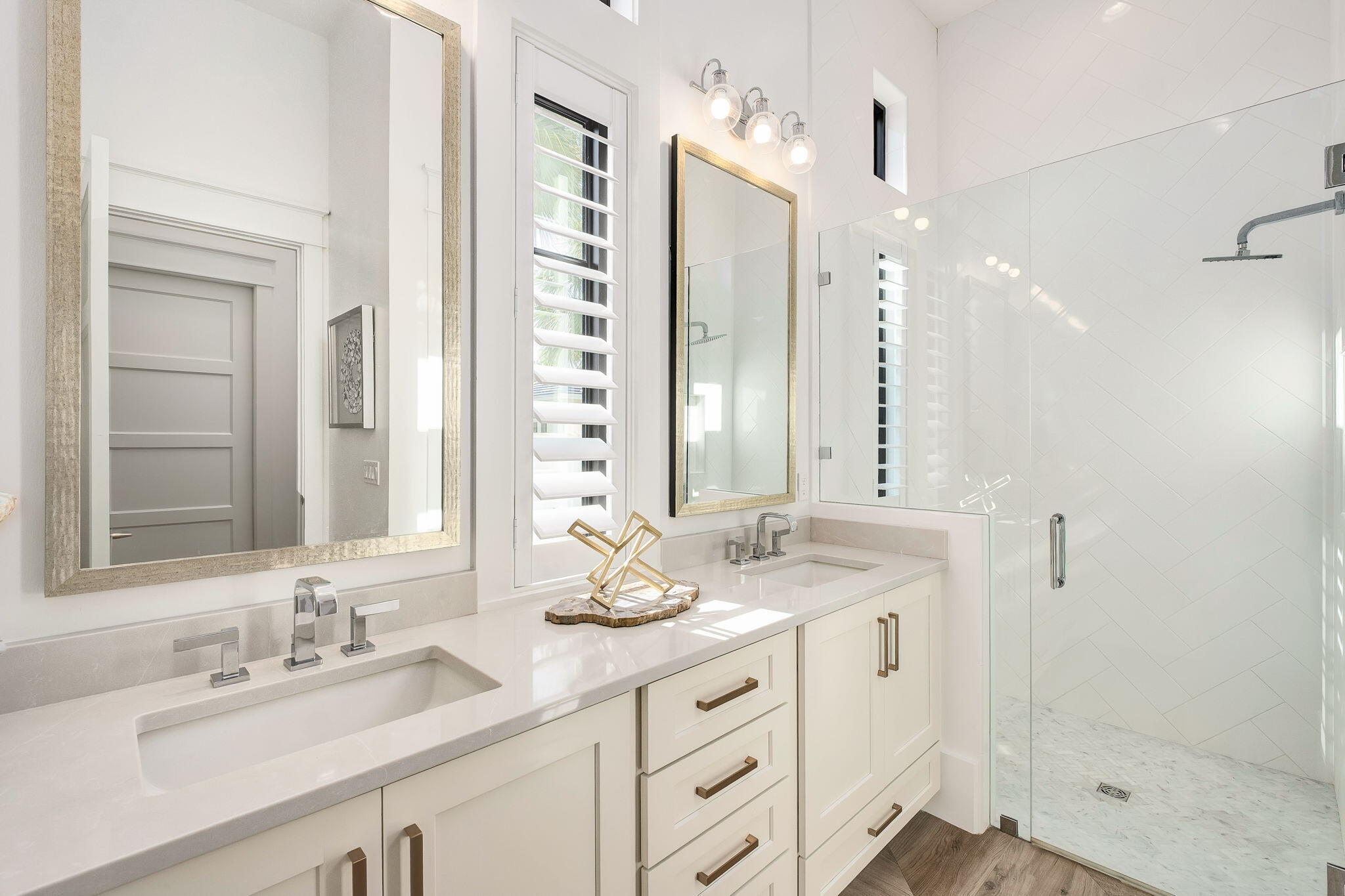 WHISPERING OAKS - Residential