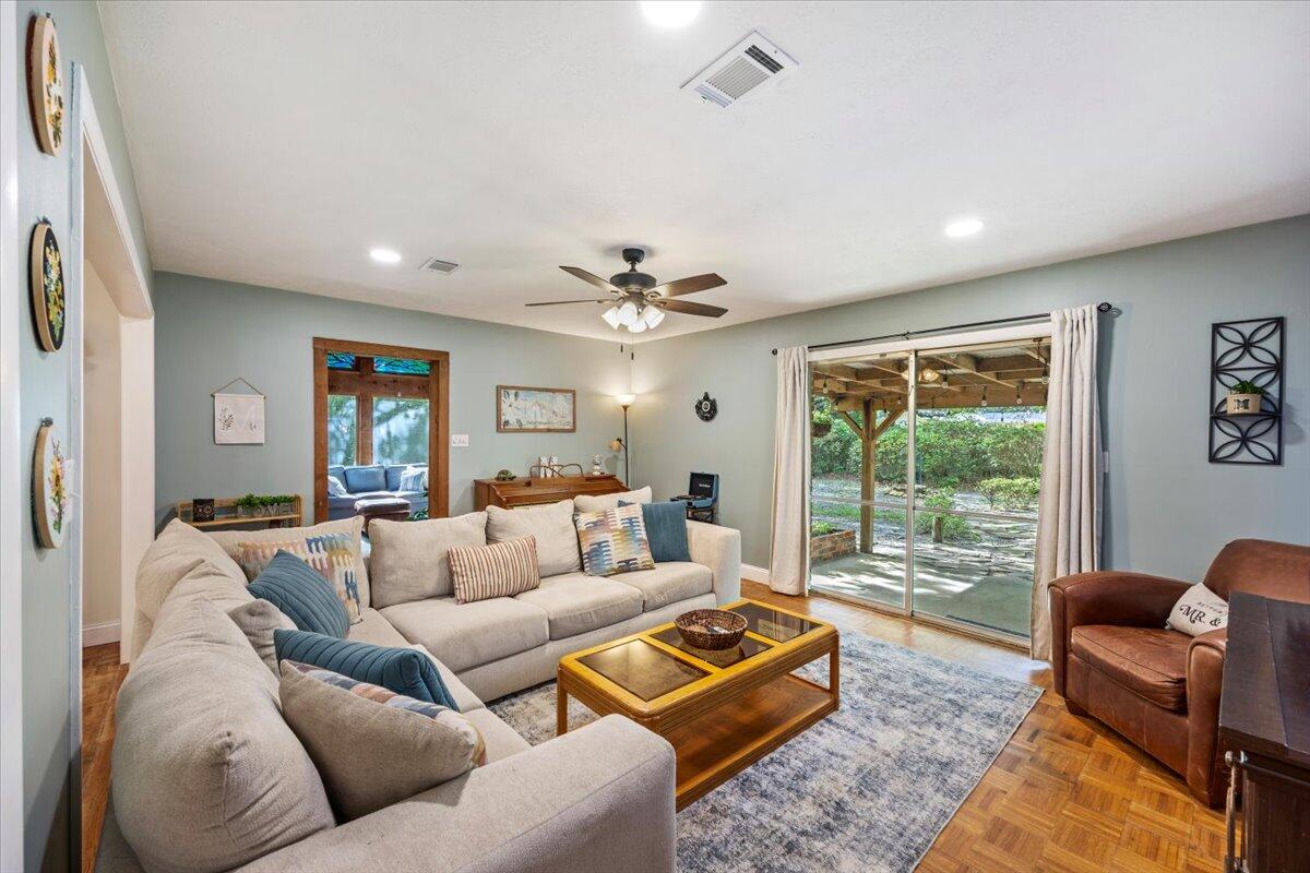 ELLIOTTS POINT 10TH ADDN - Residential