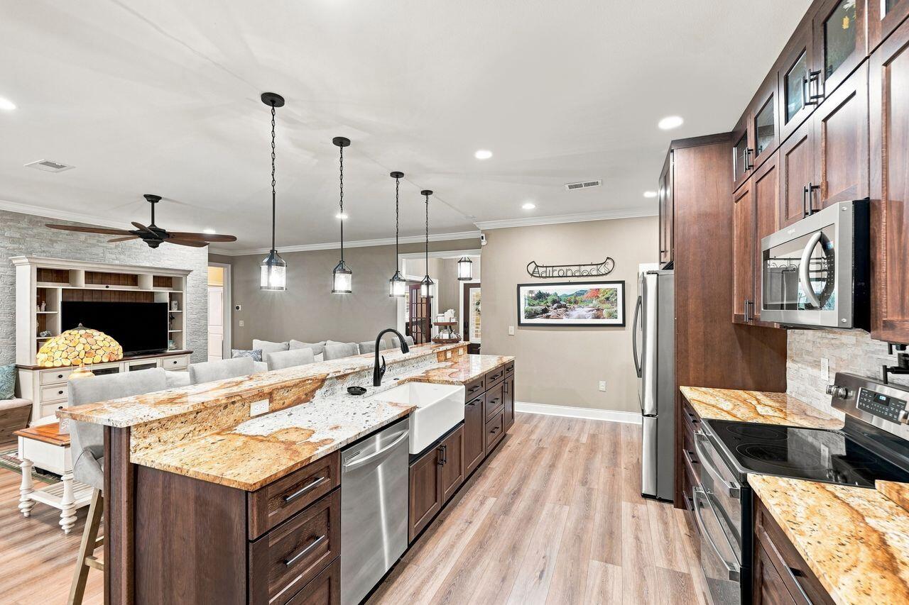 COUNTRY CLUB ESTATES - Residential