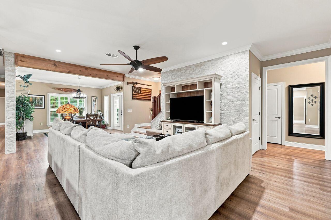 COUNTRY CLUB ESTATES - Residential