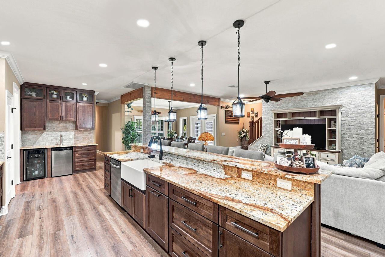 COUNTRY CLUB ESTATES - Residential