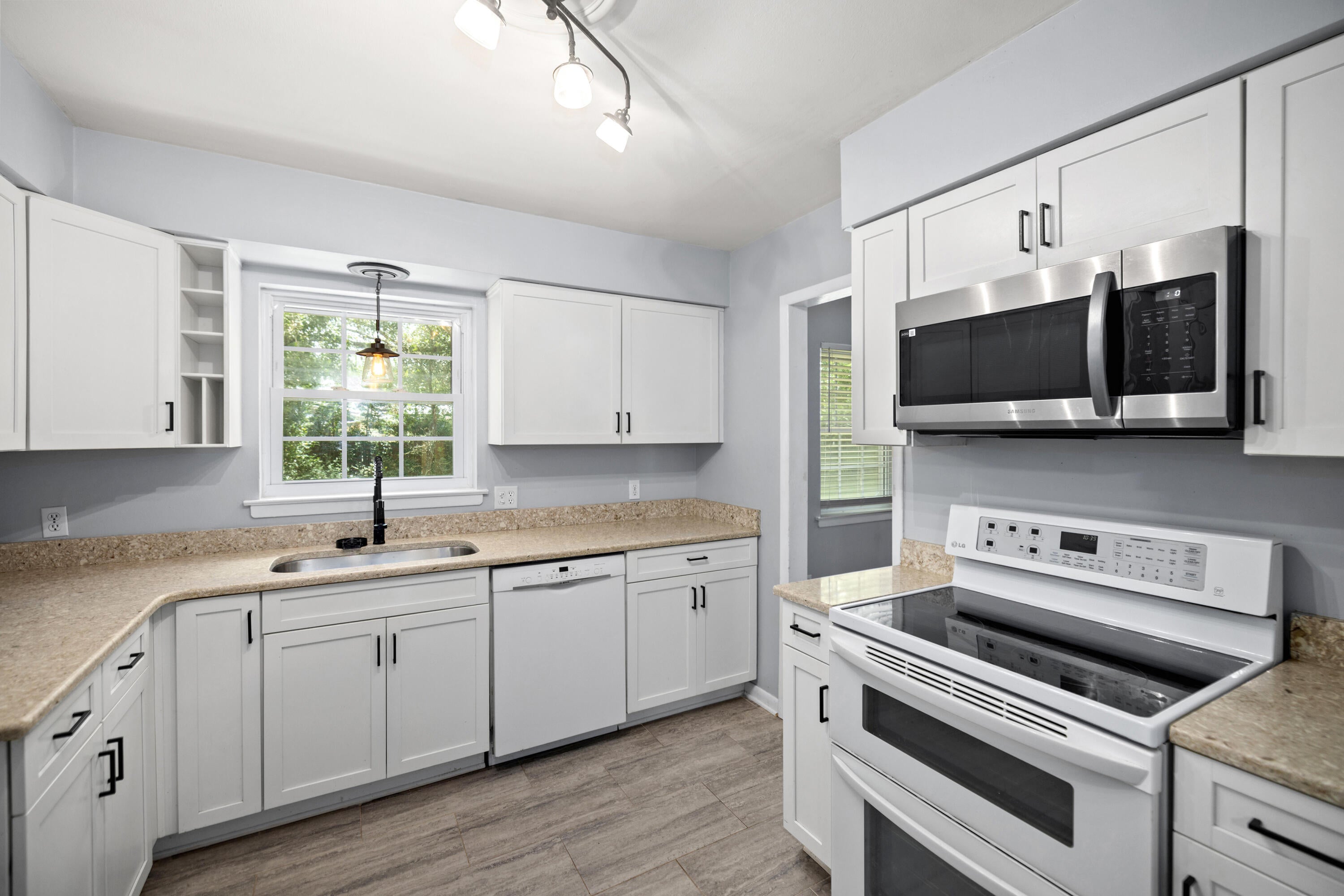 COLONY ESTATES - Residential Lease