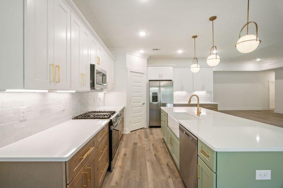 ELLIOTTS POINT 8TH ADDN - Residential