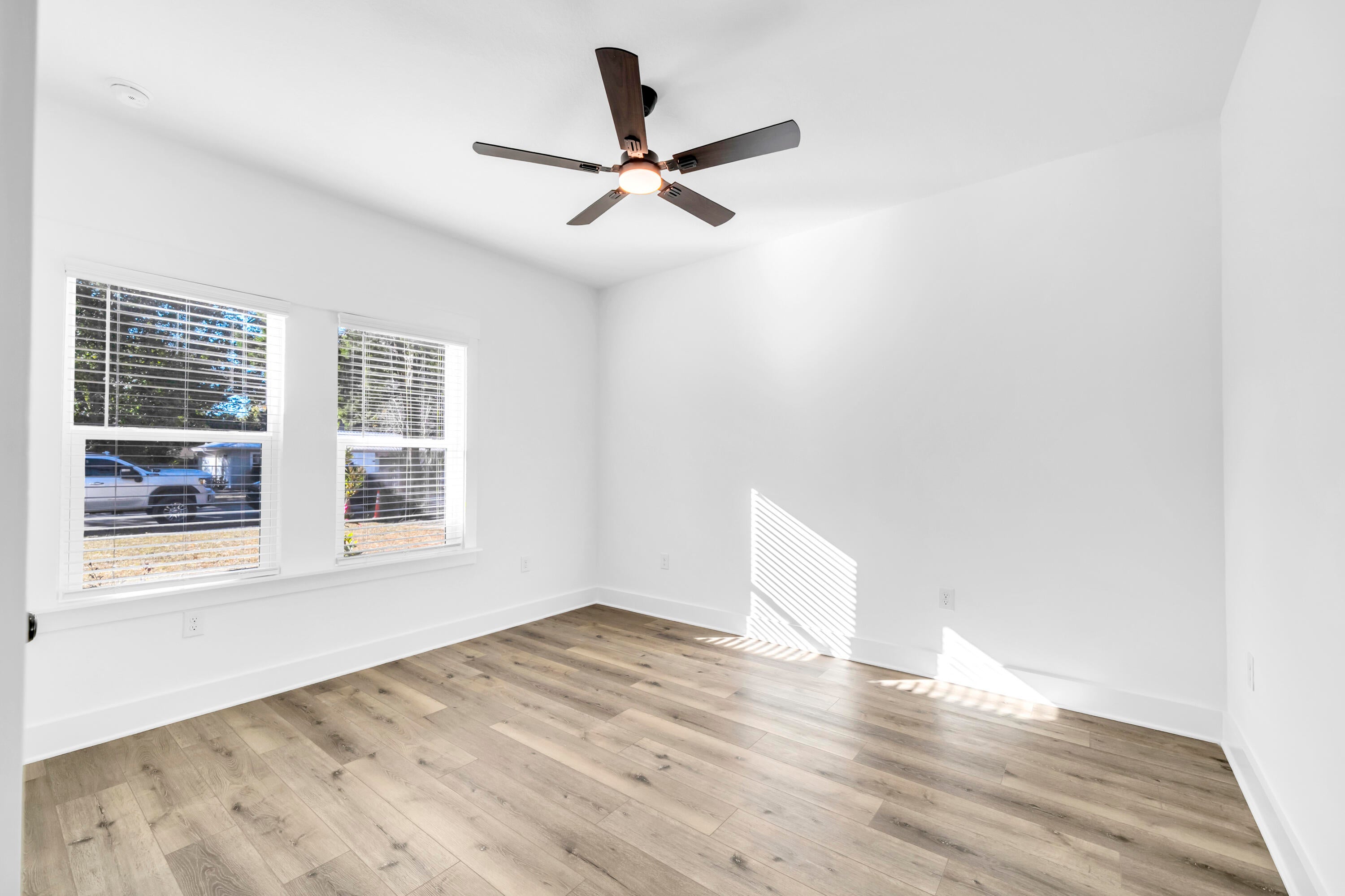 RE S/D RACE TRACK RD S/S LOT 14 BLK E - Residential