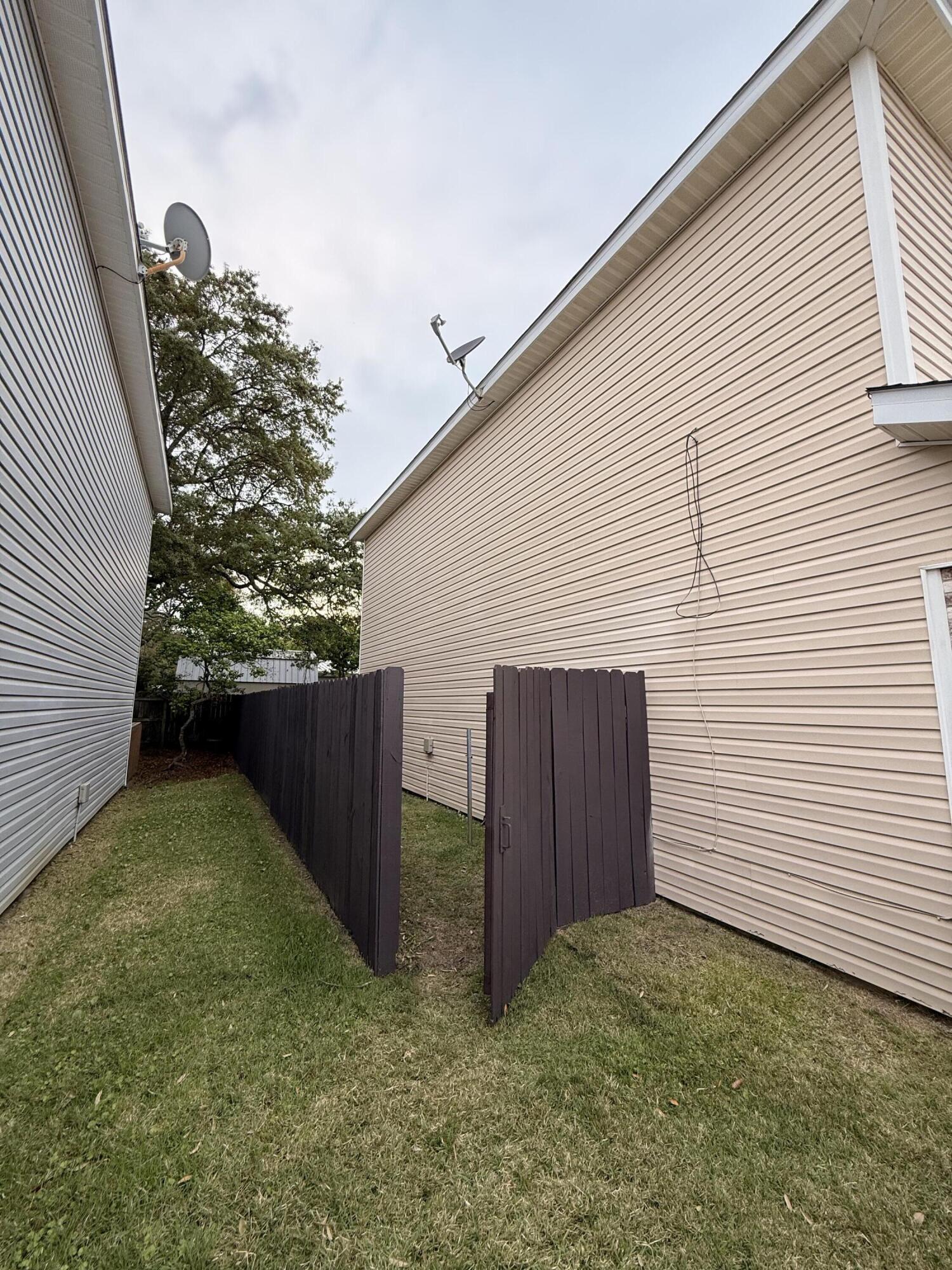SANTA ROSA OAKS CONDOMINIUM - Residential Lease