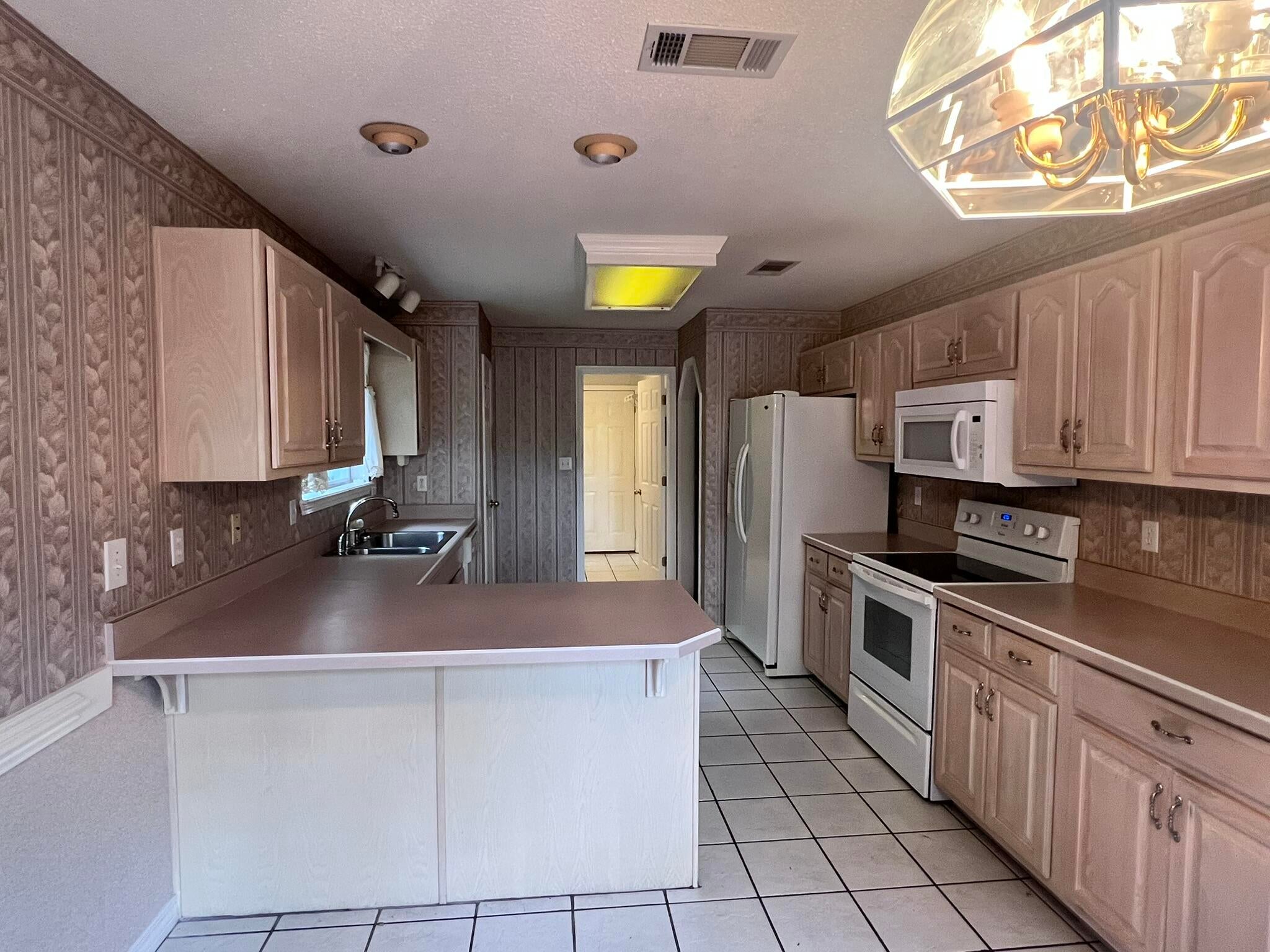 LAKE HOLLEY ESTATES - Residential Lease