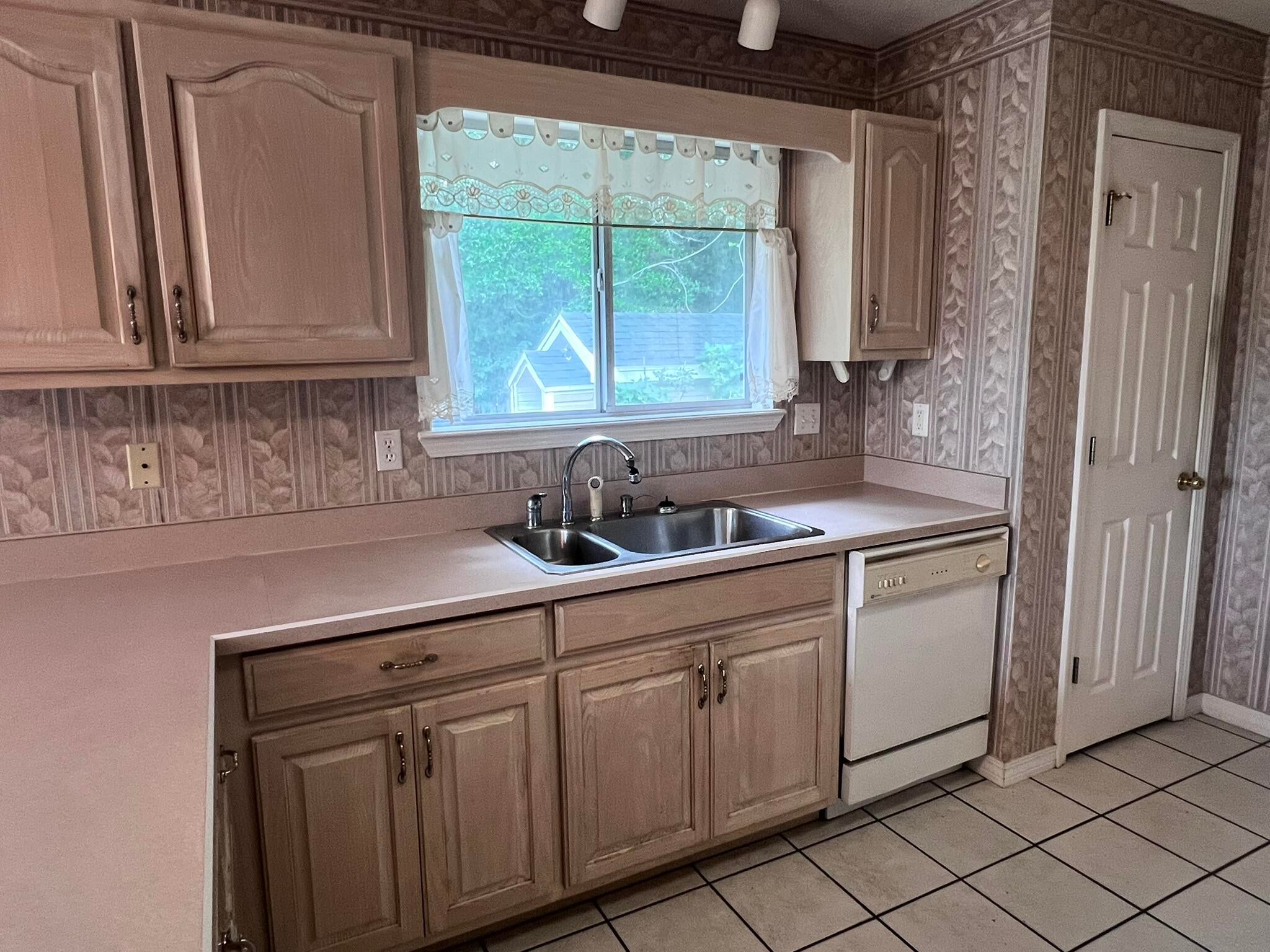 LAKE HOLLEY ESTATES - Residential Lease