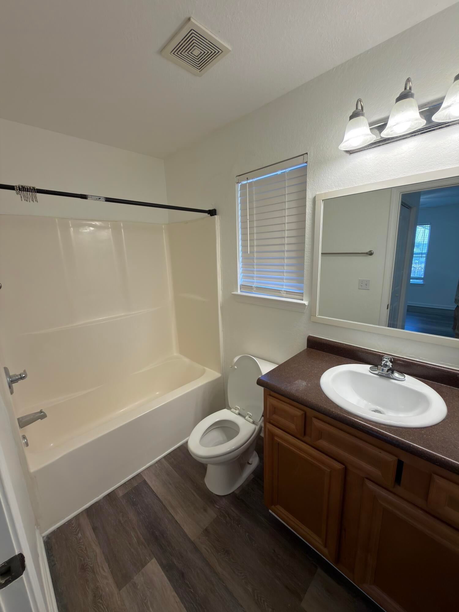 Nestled in the heart of this picturesque coastal community, this cozy townhome offers the perfect blend of comfort and convenience.
1000 refundable deposit. First and last month's rent due when moved in.