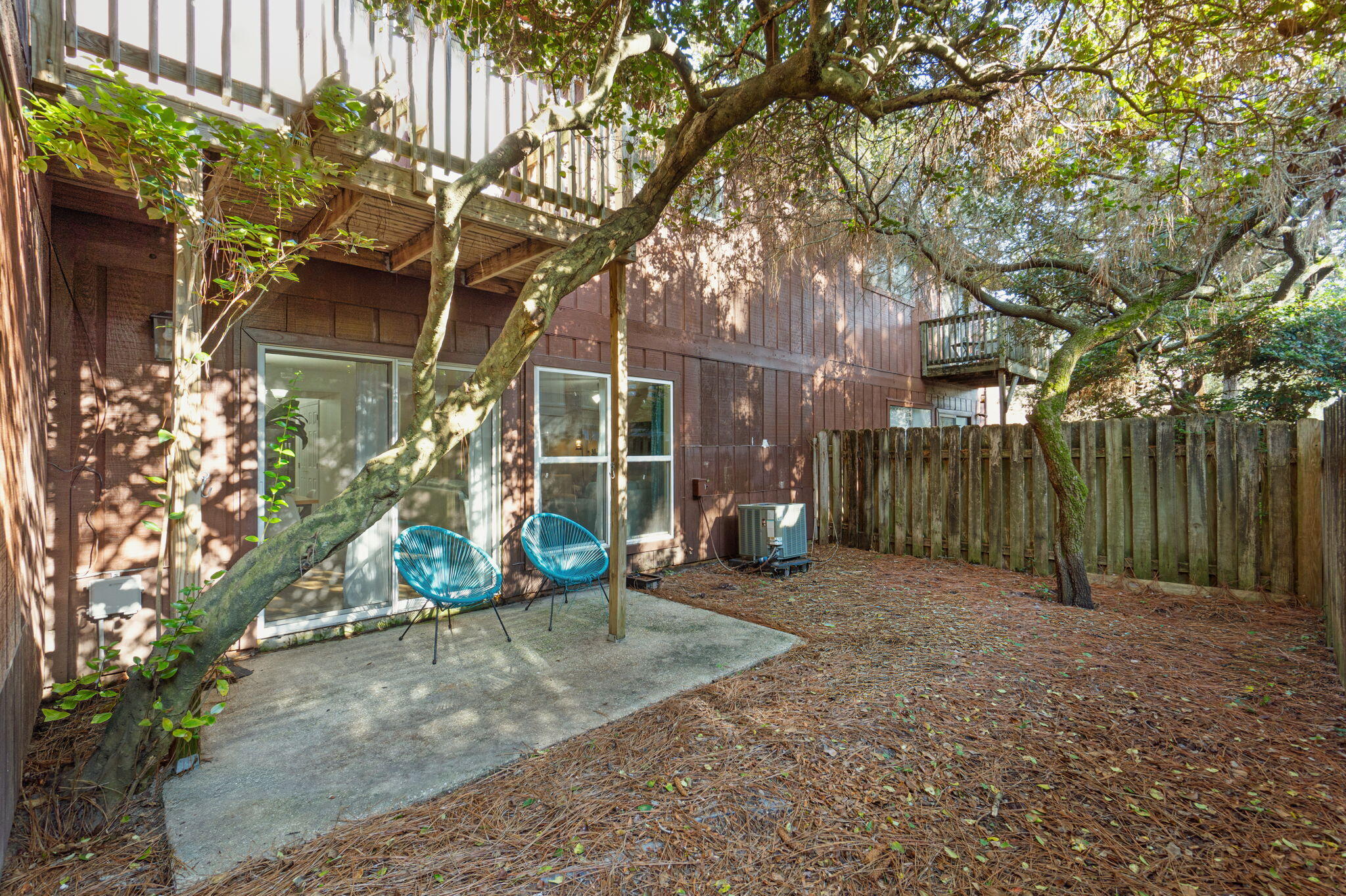 WHISPERING OAKS - Residential