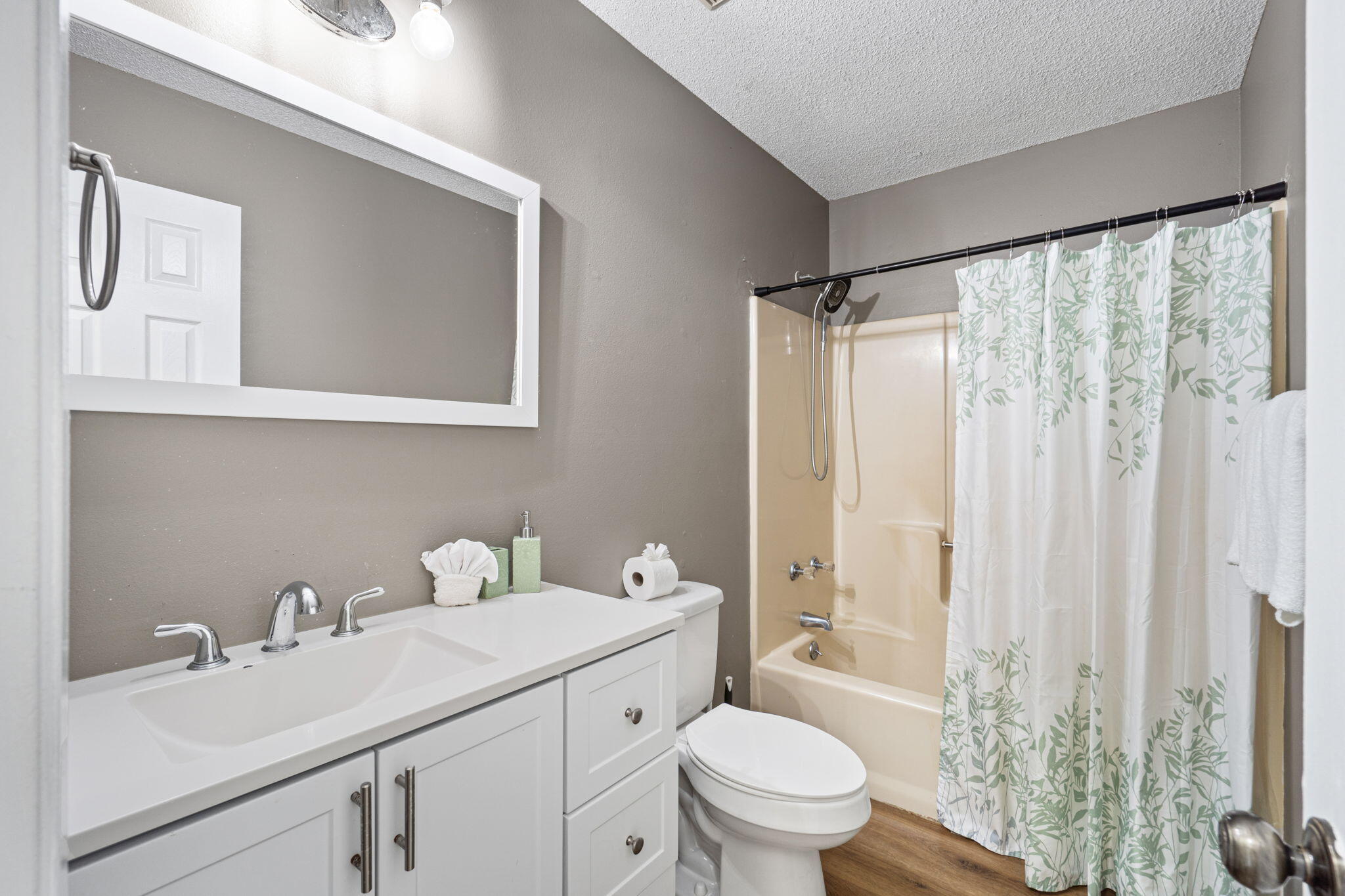 WHISPERING OAKS - Residential
