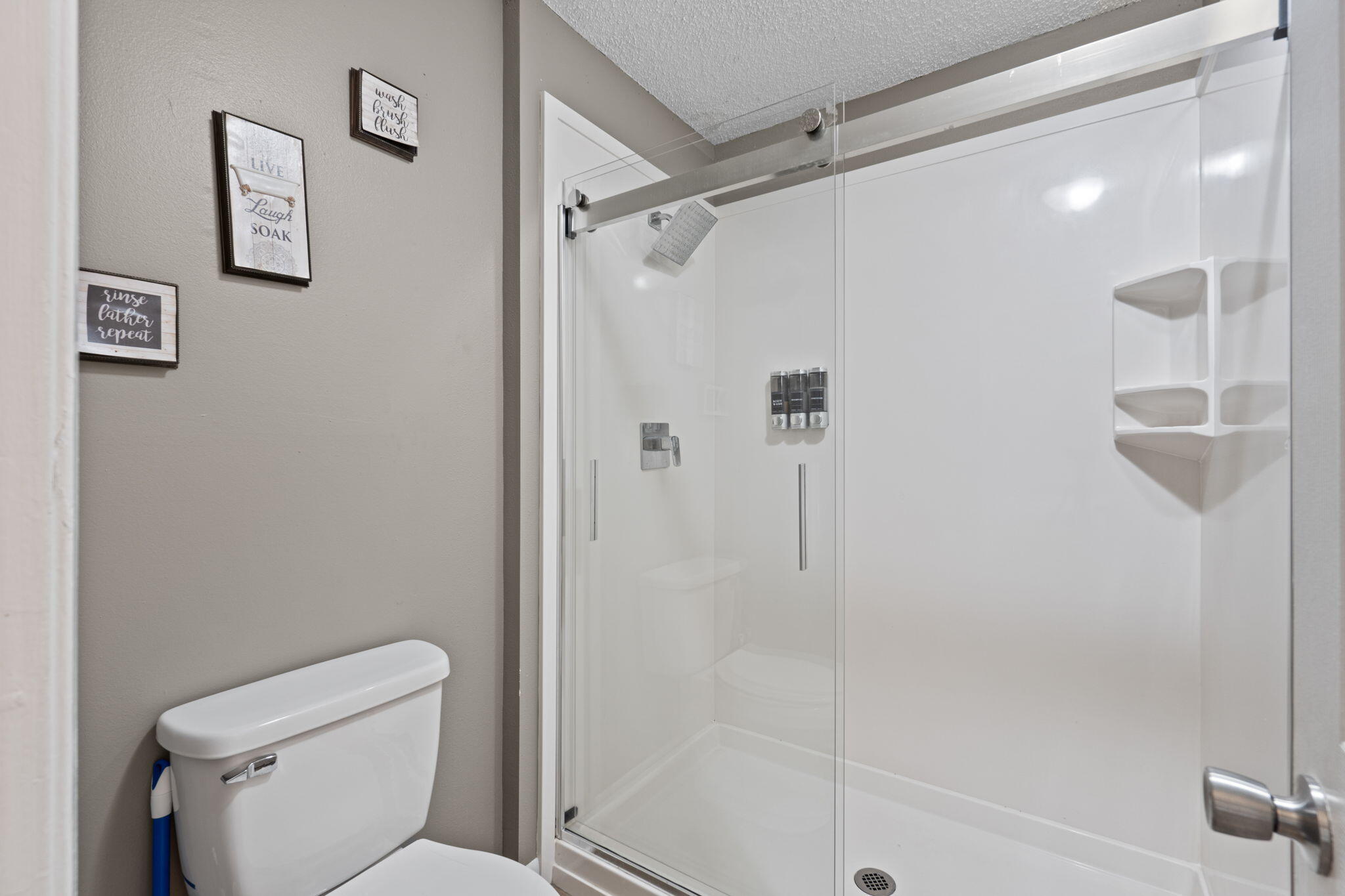 WHISPERING OAKS - Residential