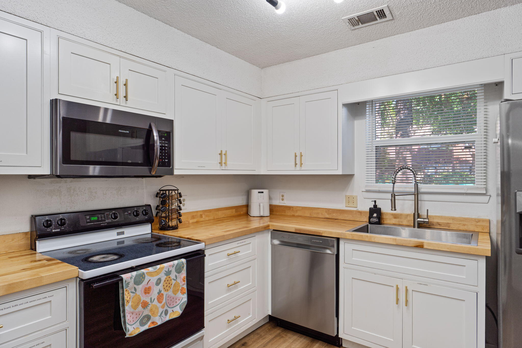 WHISPERING OAKS - Residential