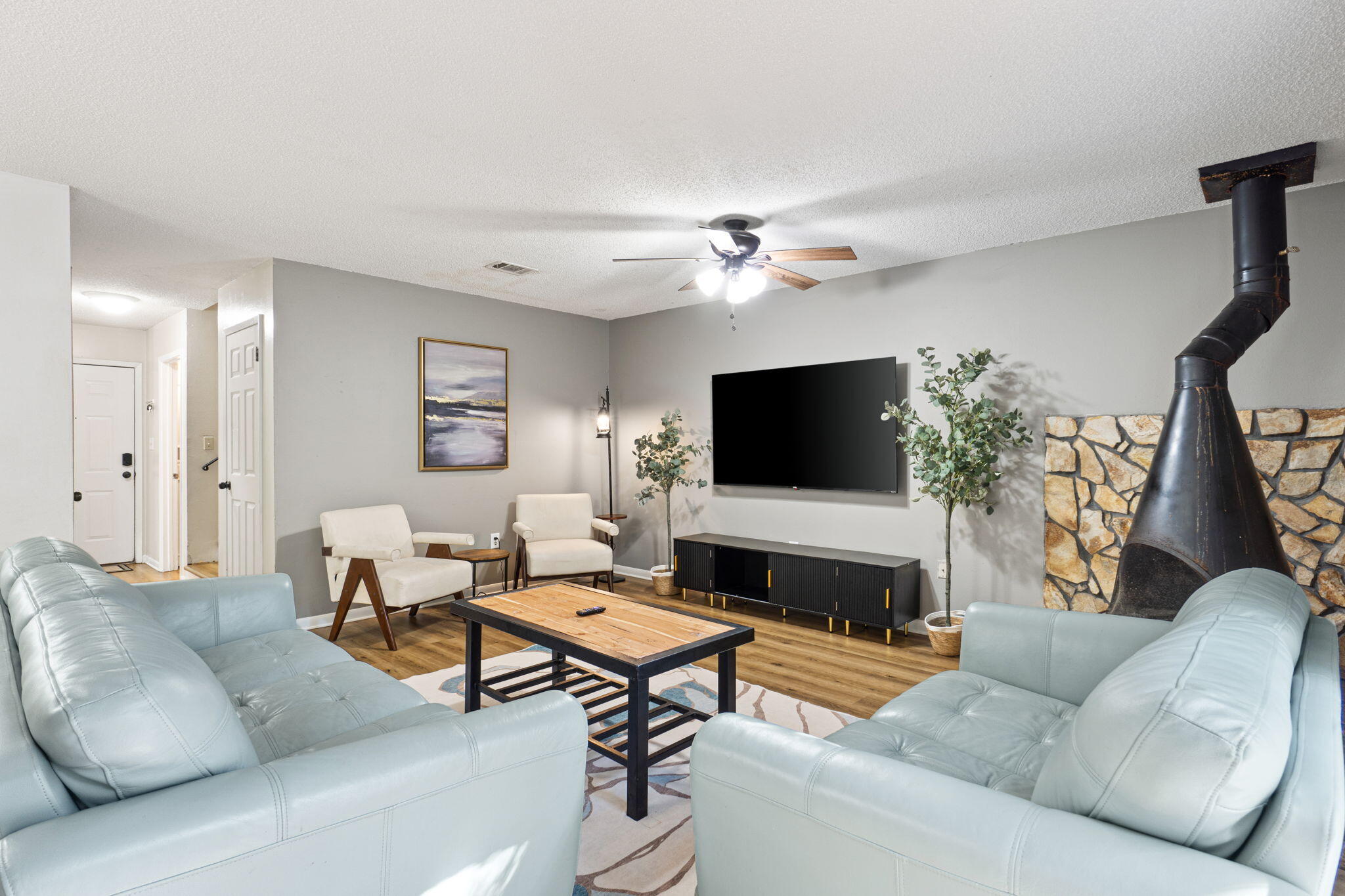 WHISPERING OAKS - Residential