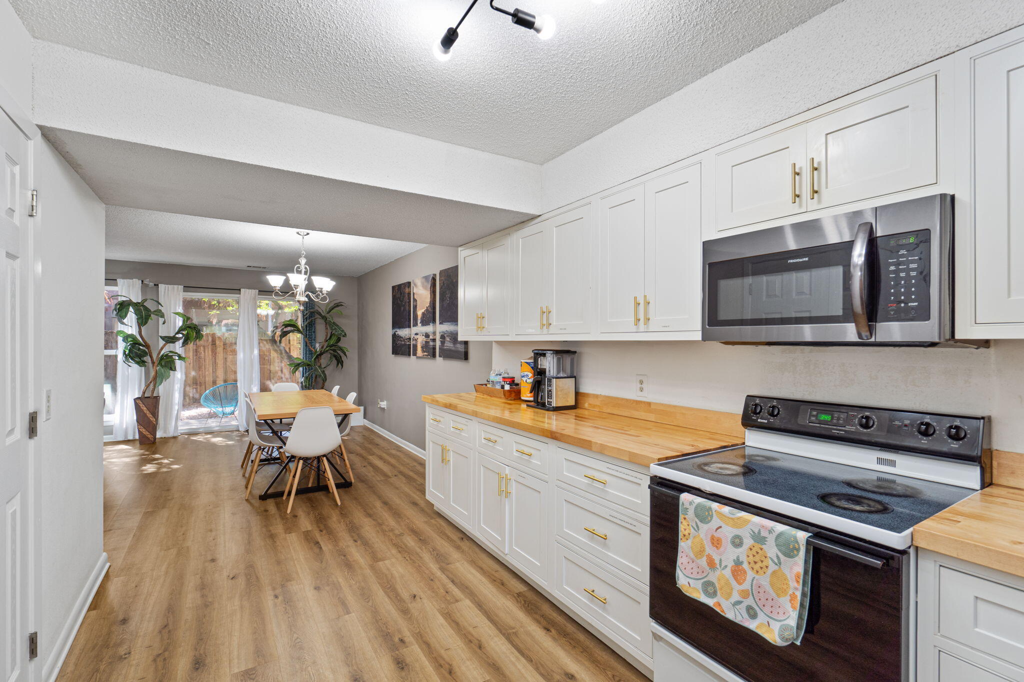 WHISPERING OAKS - Residential