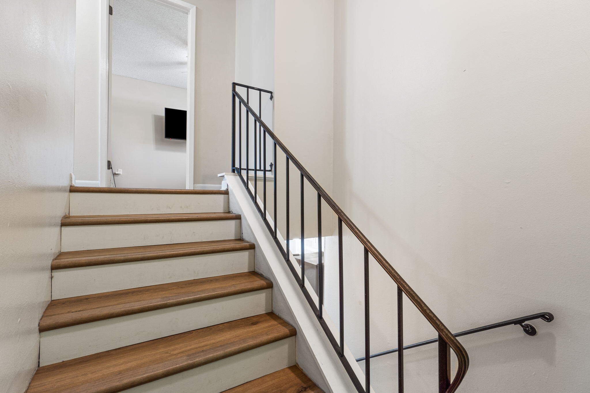 WHISPERING OAKS - Residential