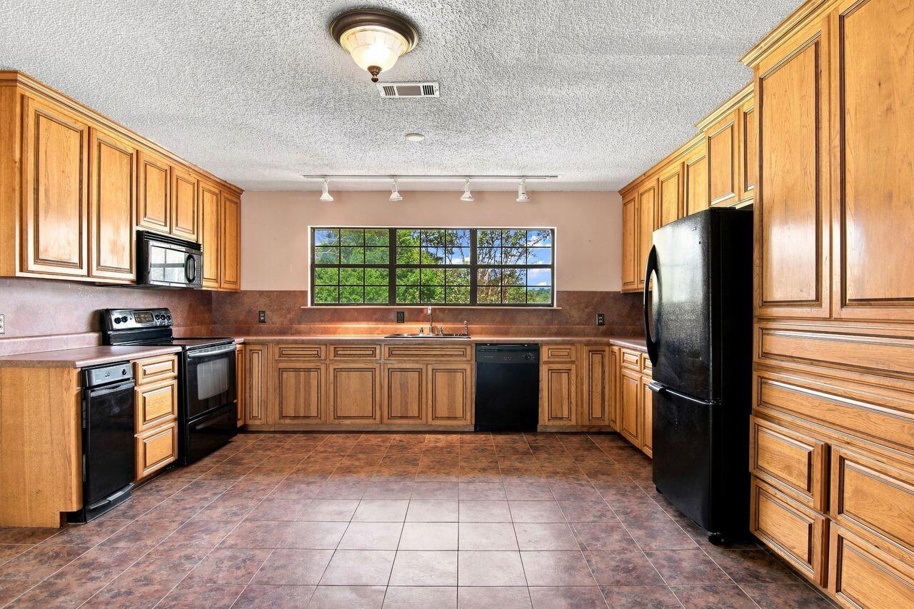 TEN LAKE ESTATES UNIT 1 - Residential