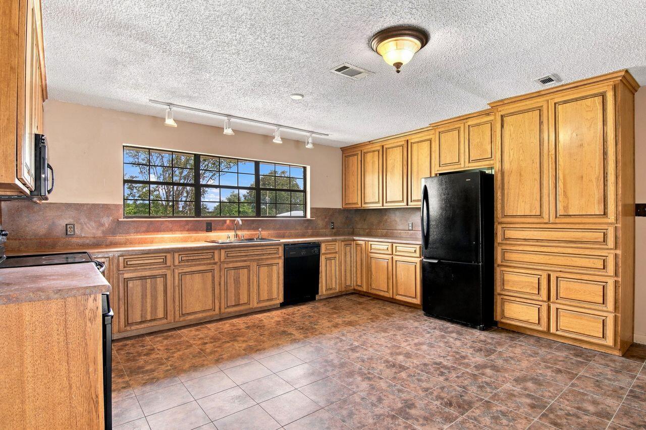 TEN LAKE ESTATES UNIT 1 - Residential