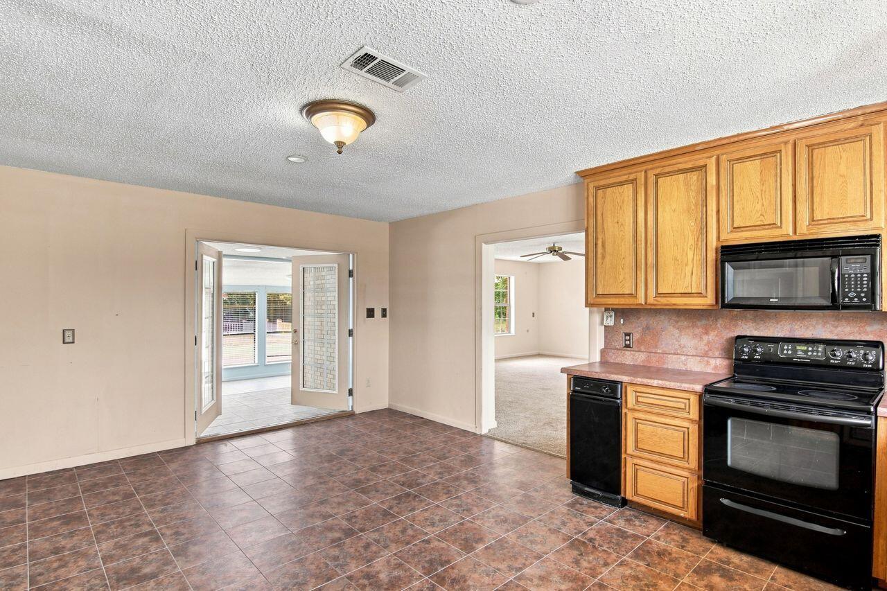 TEN LAKE ESTATES UNIT 1 - Residential