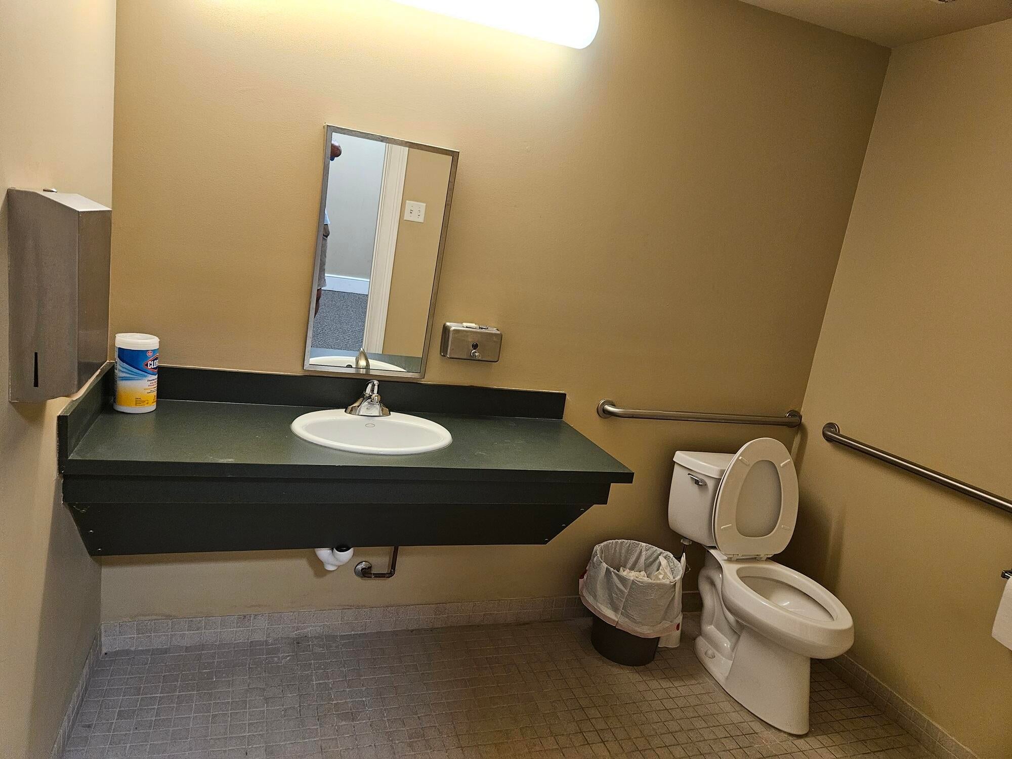 Main image without alt text