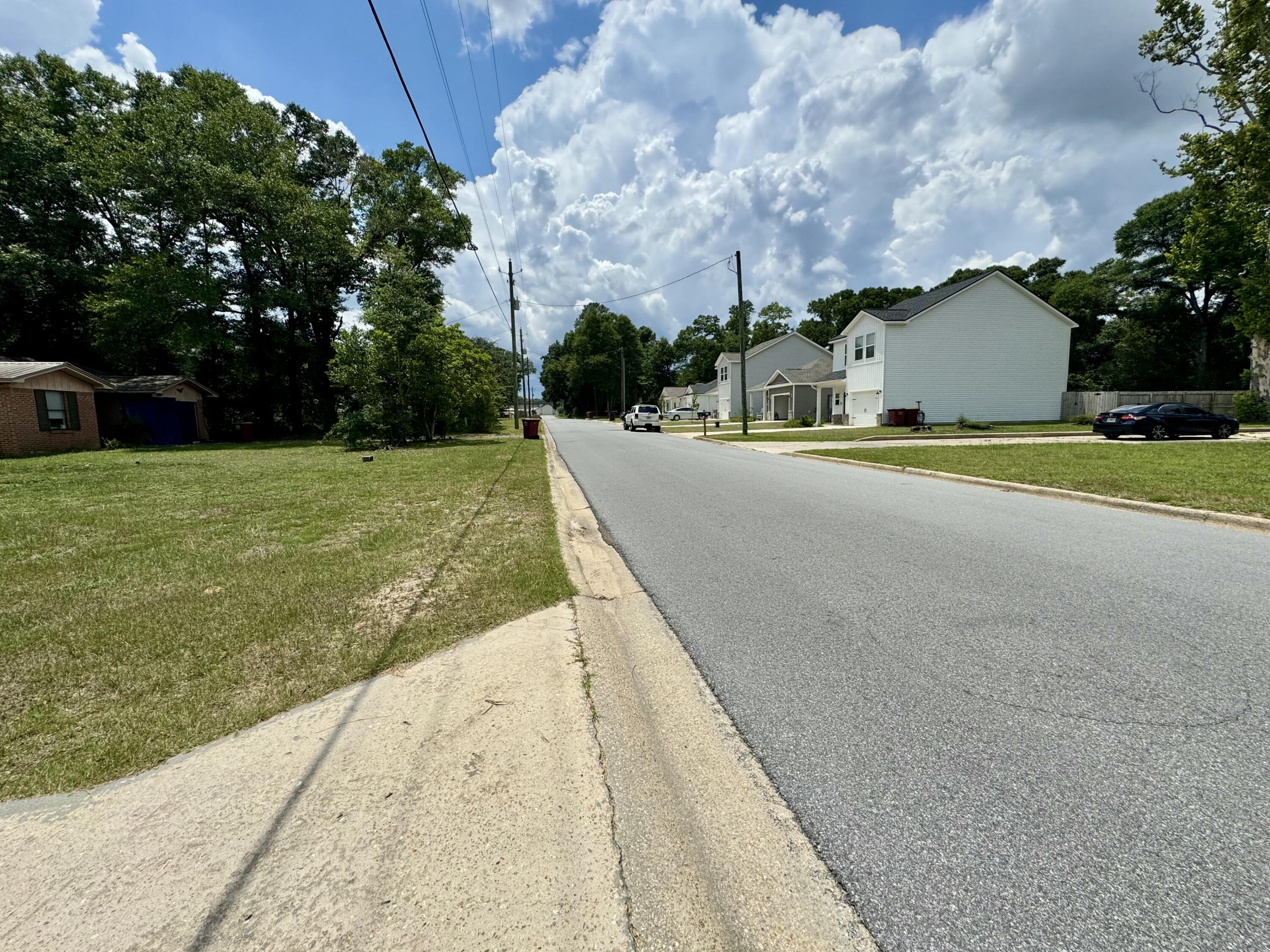MORRIS ADD CRESTVIEW LOTS 10 TO 12 INC BLK 2 - Residential