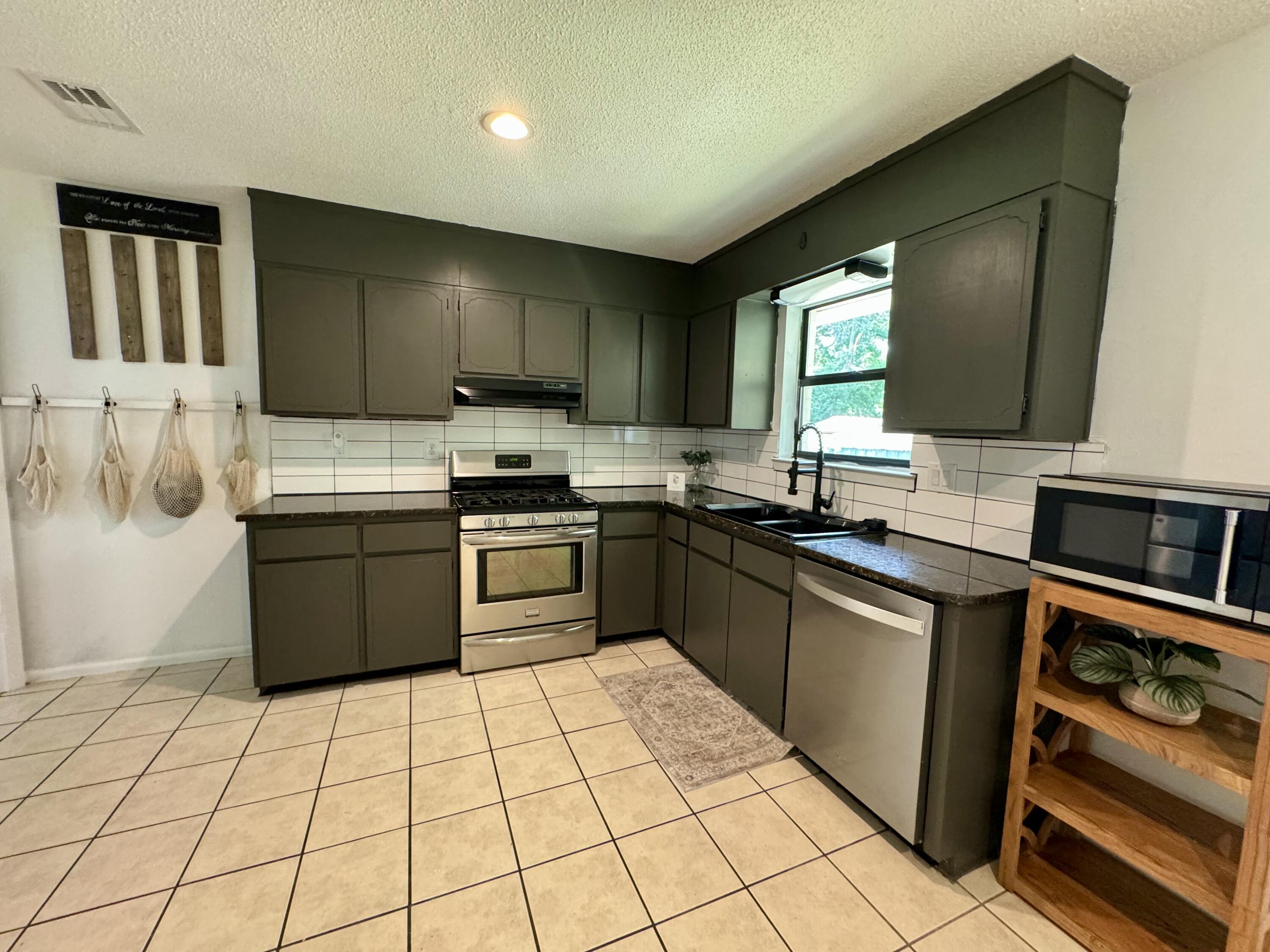 MORRIS ADD CRESTVIEW LOTS 10 TO 12 INC BLK 2 - Residential
