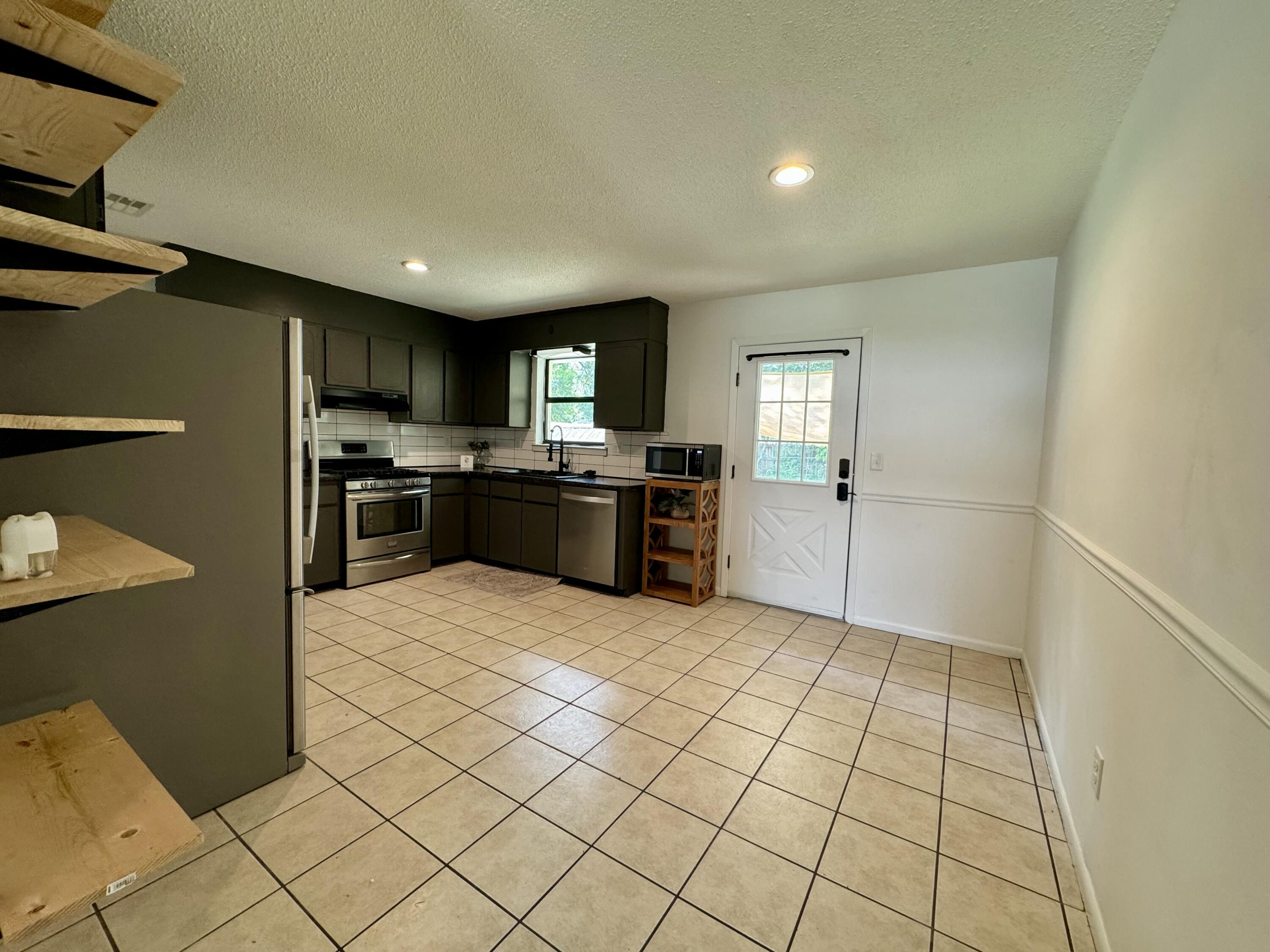 MORRIS ADD CRESTVIEW LOTS 10 TO 12 INC BLK 2 - Residential
