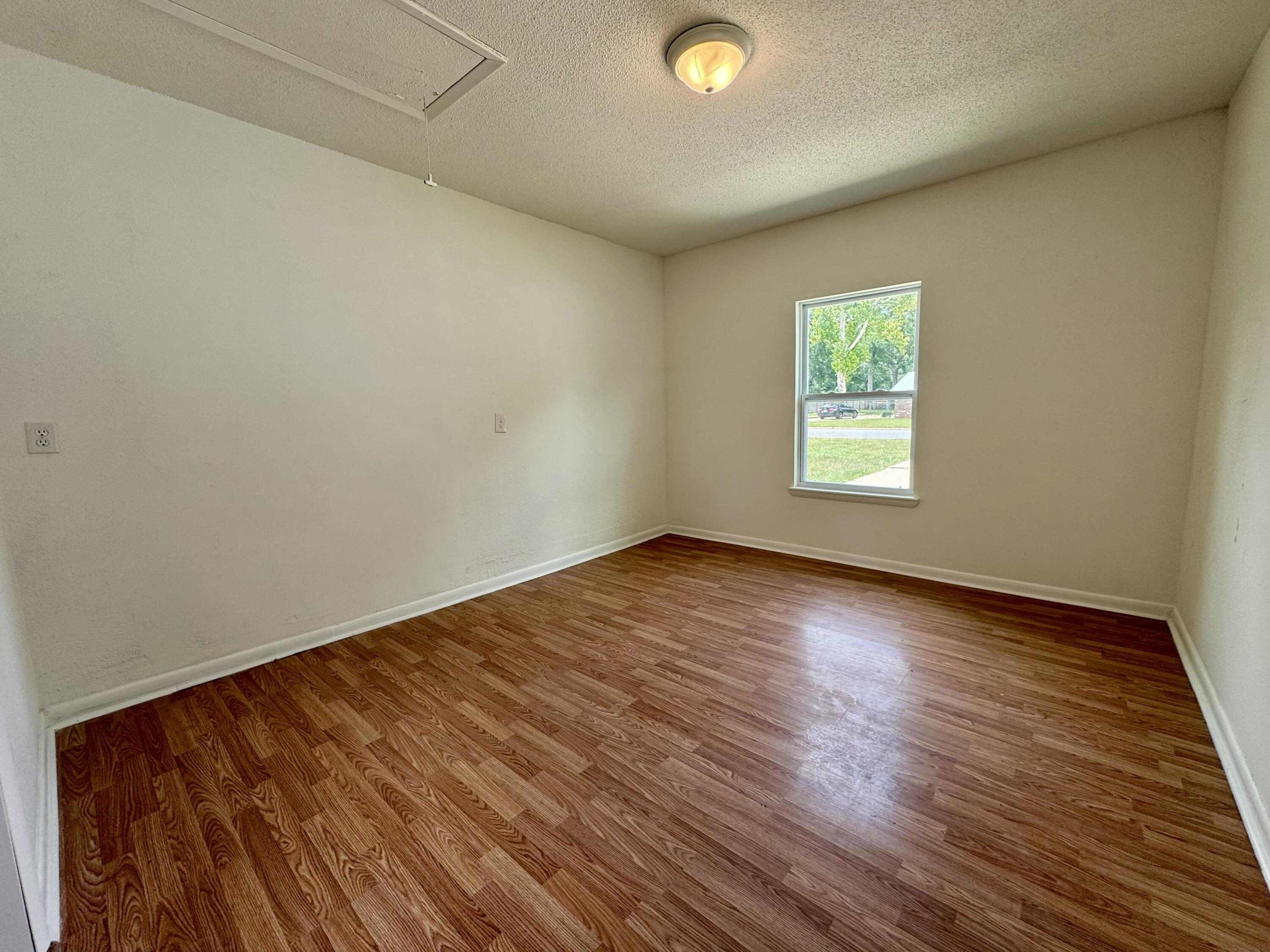 MORRIS ADD CRESTVIEW LOTS 10 TO 12 INC BLK 2 - Residential