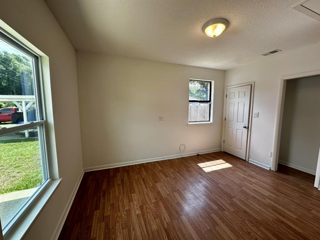 MORRIS ADD CRESTVIEW LOTS 10 TO 12 INC BLK 2 - Residential