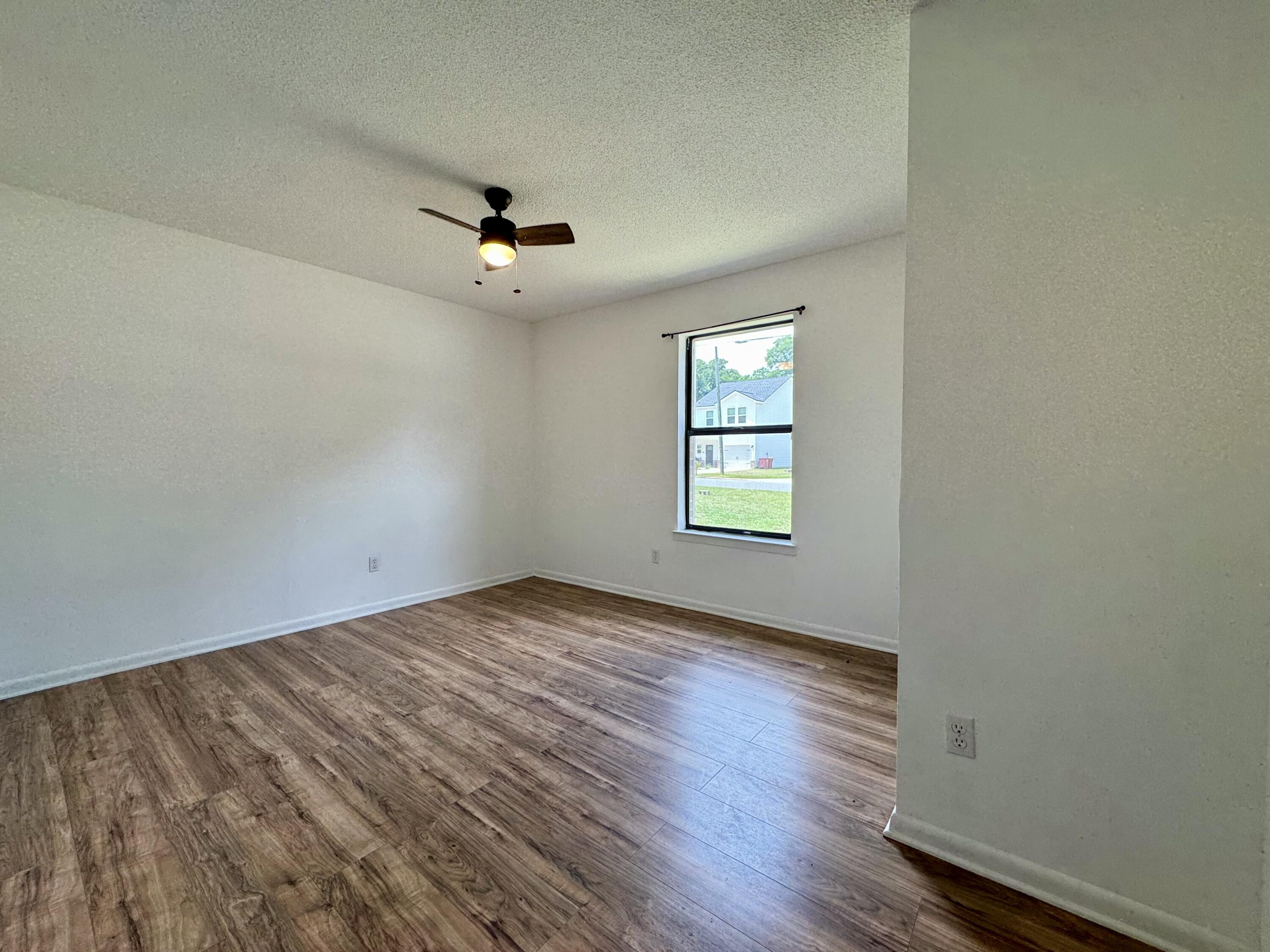 MORRIS ADD CRESTVIEW LOTS 10 TO 12 INC BLK 2 - Residential