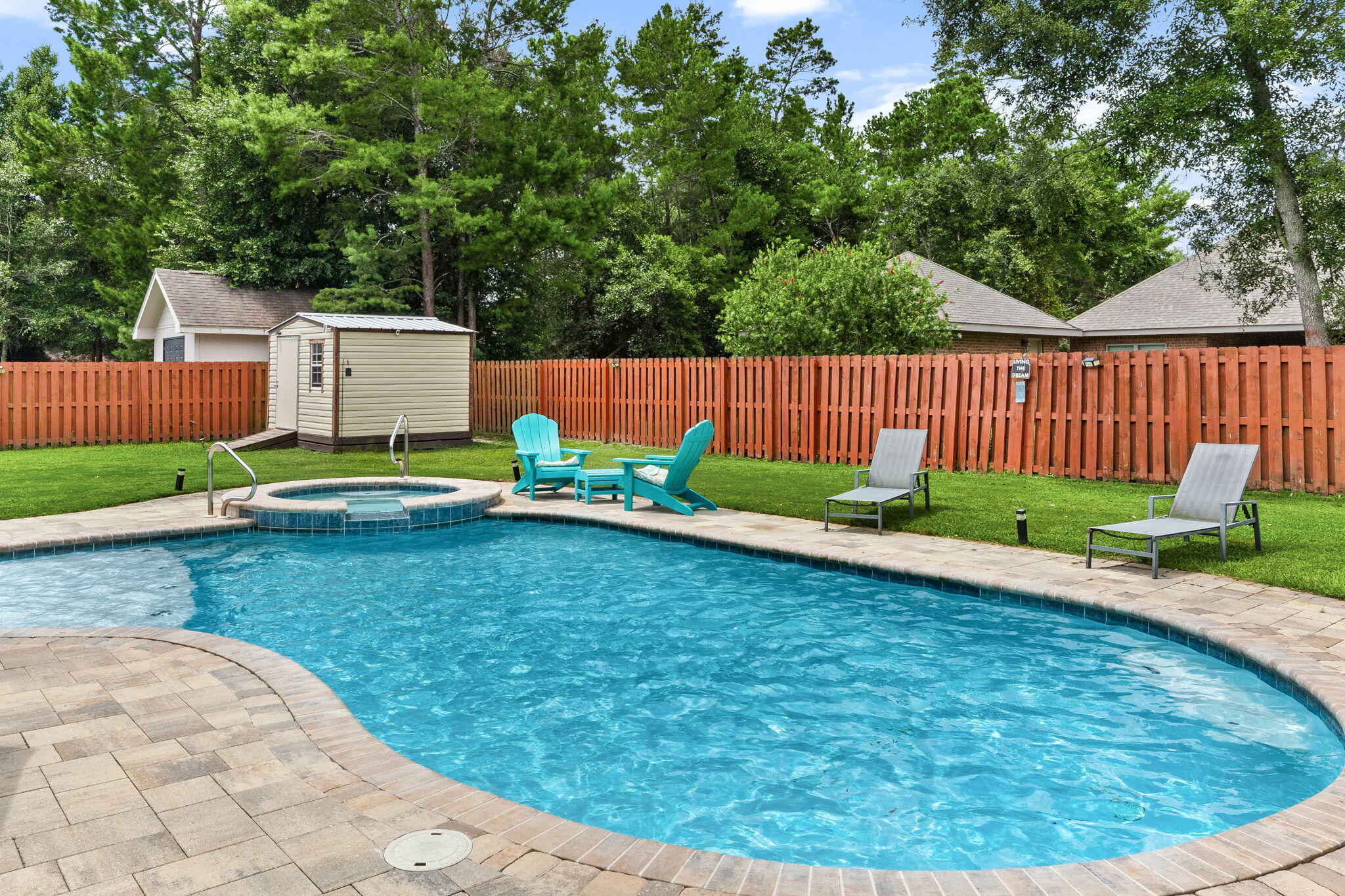 LAKE MERIAL - Residential