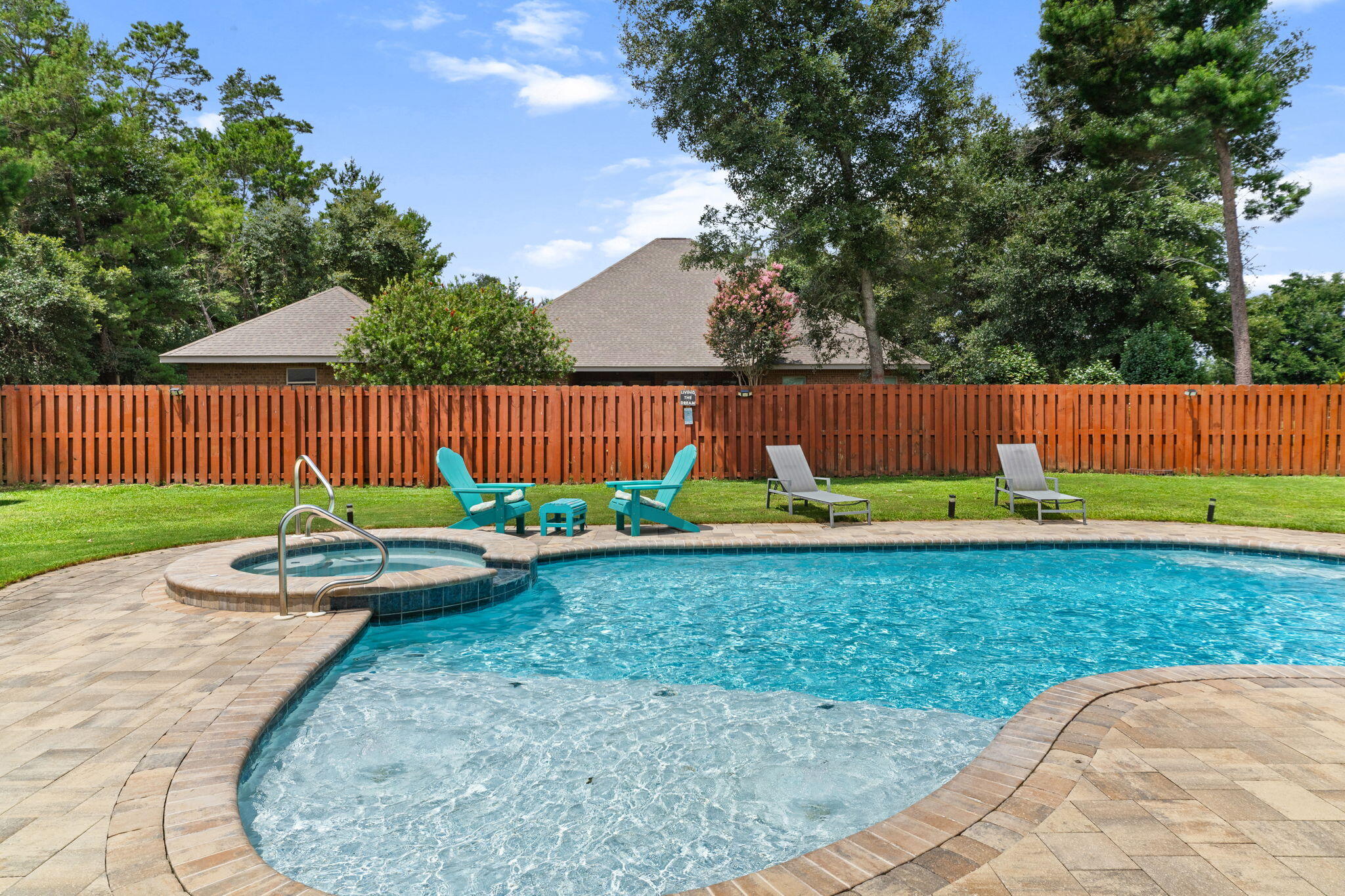 LAKE MERIAL - Residential