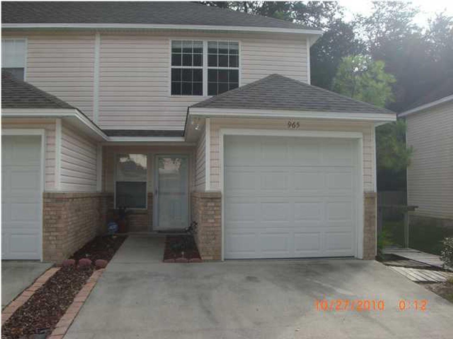 OAK PARK TOWNHOMES - Residential Lease