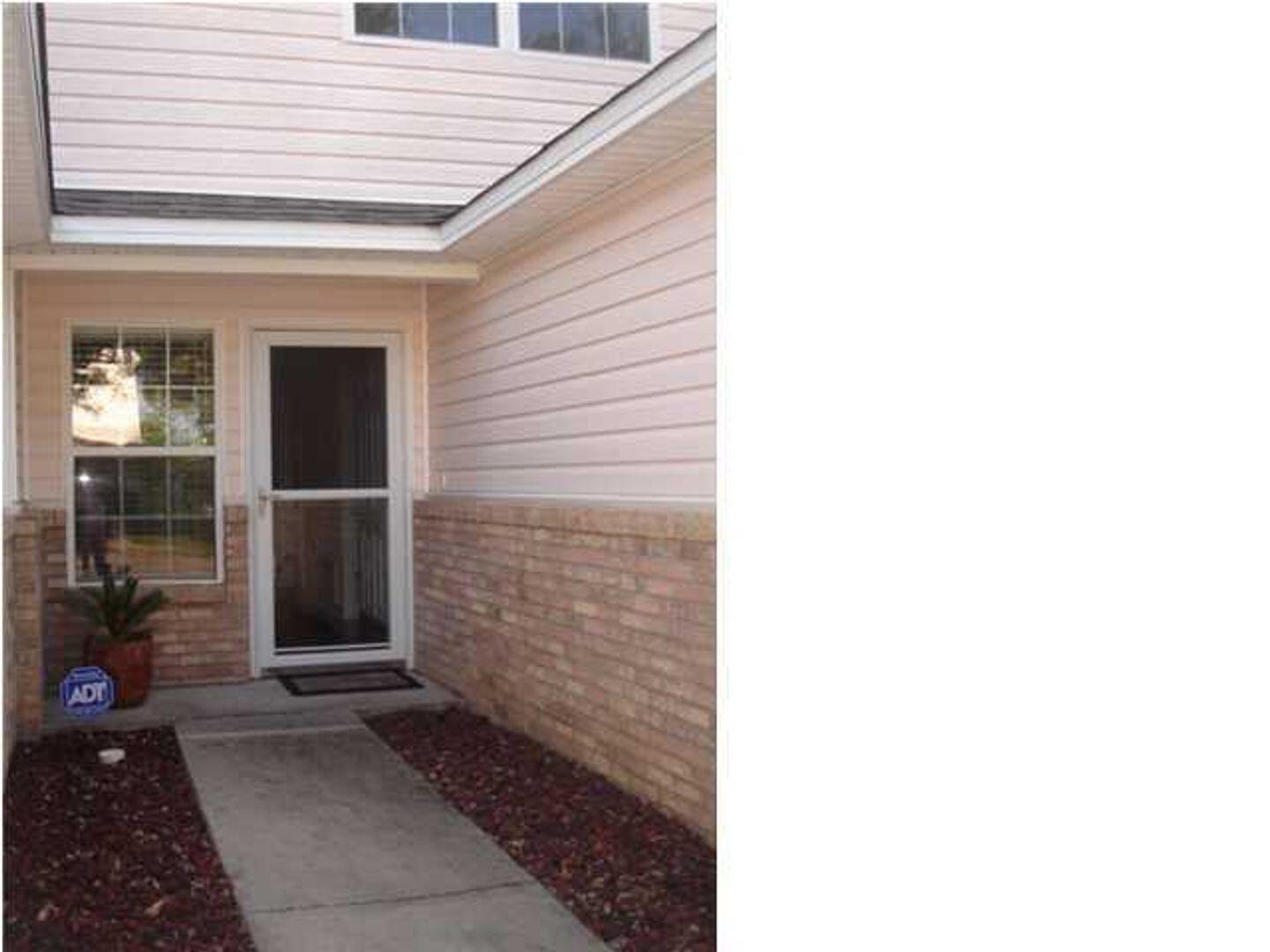 OAK PARK TOWNHOMES - Residential Lease