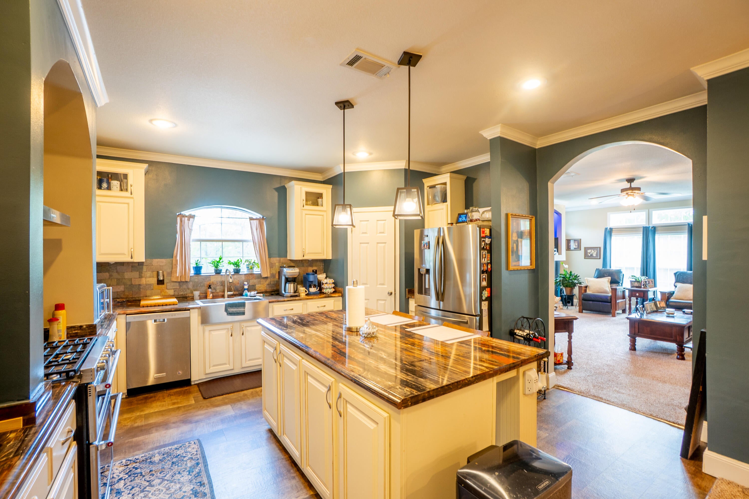 COUNTRY CLUB MANOR - Residential