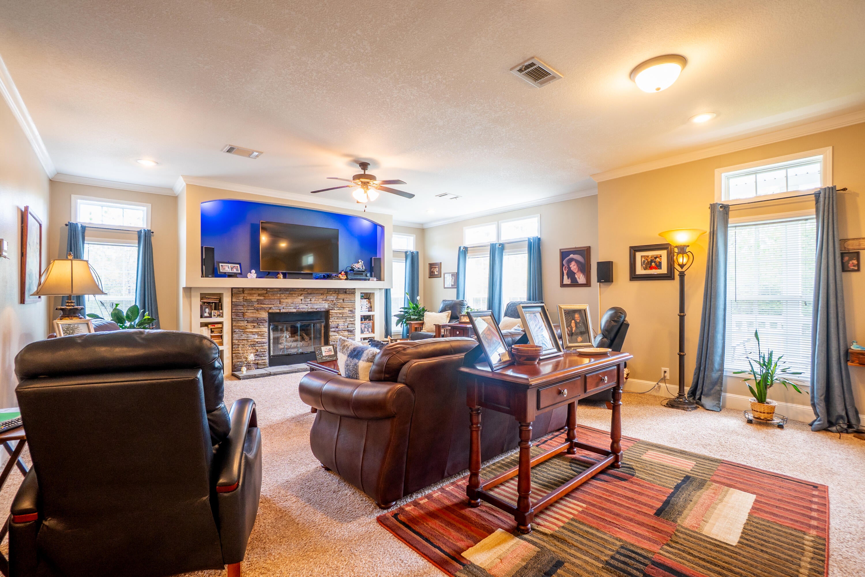 COUNTRY CLUB MANOR - Residential
