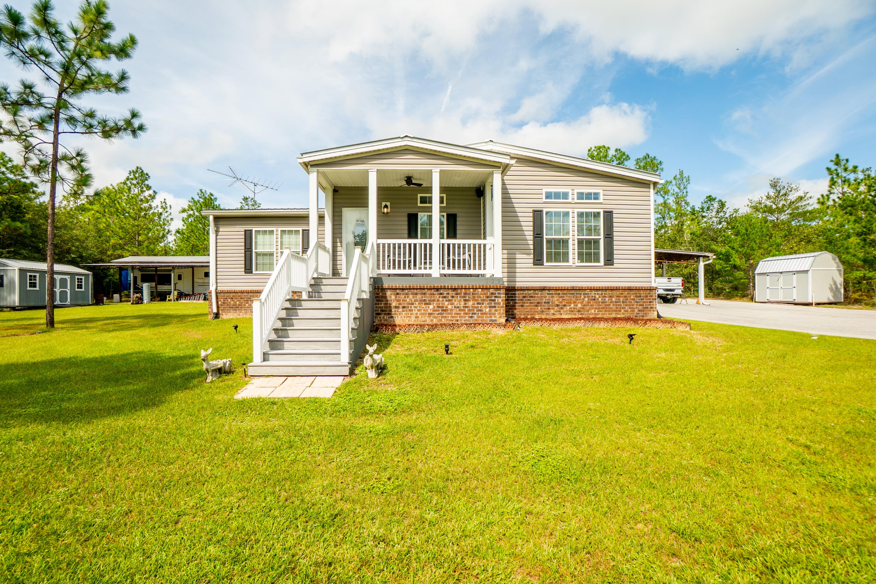 COUNTRY CLUB MANOR - Residential