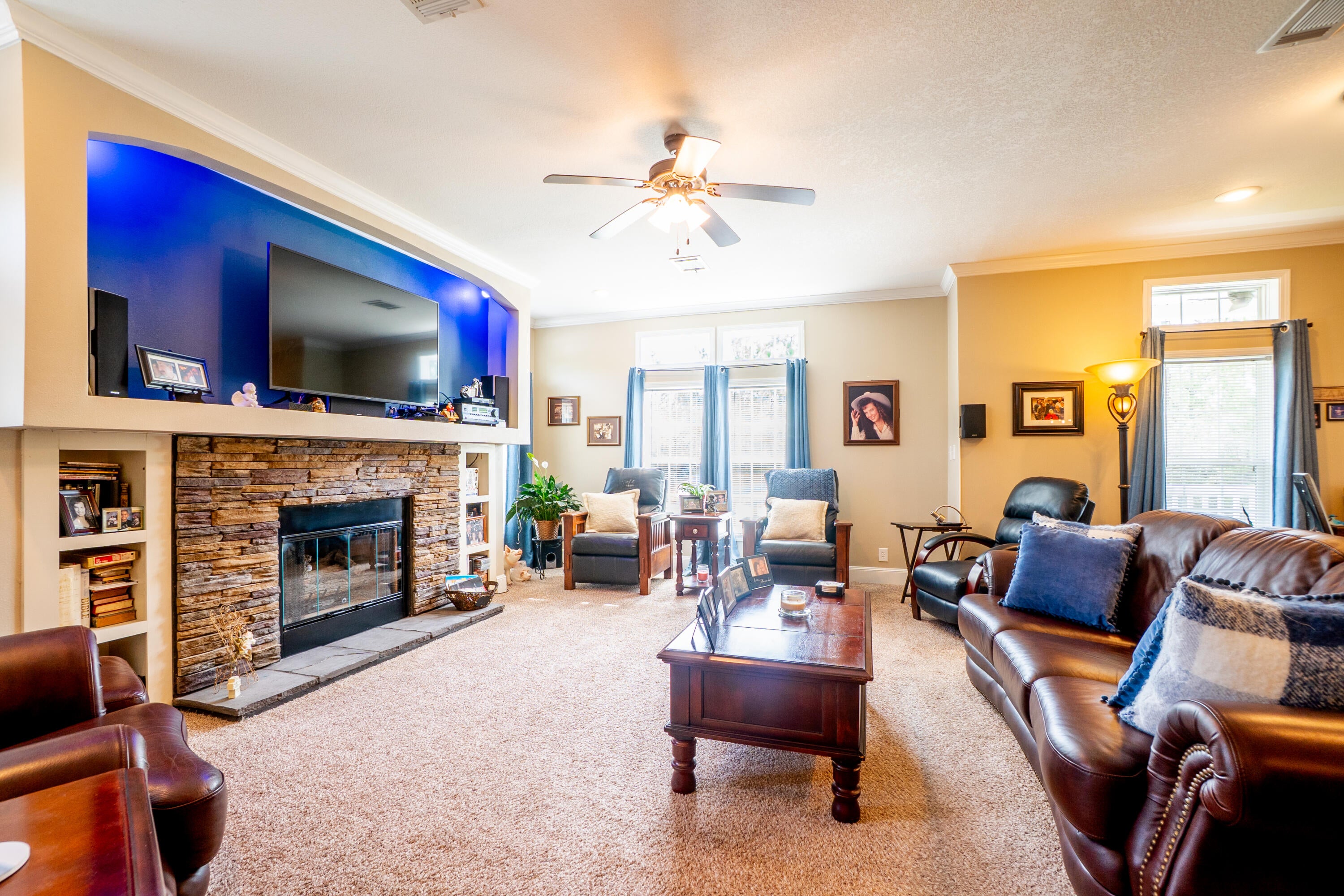 COUNTRY CLUB MANOR - Residential