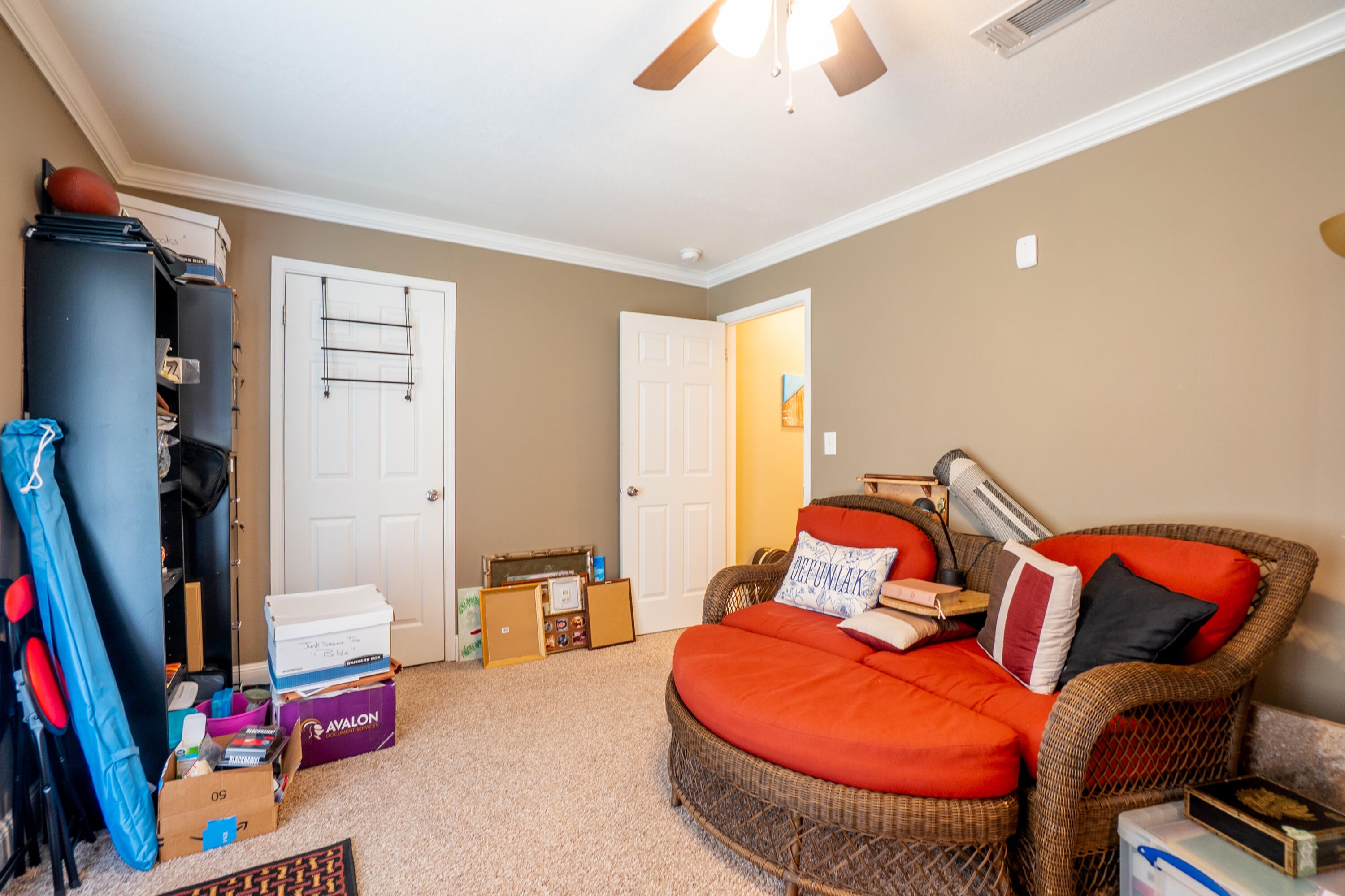 COUNTRY CLUB MANOR - Residential