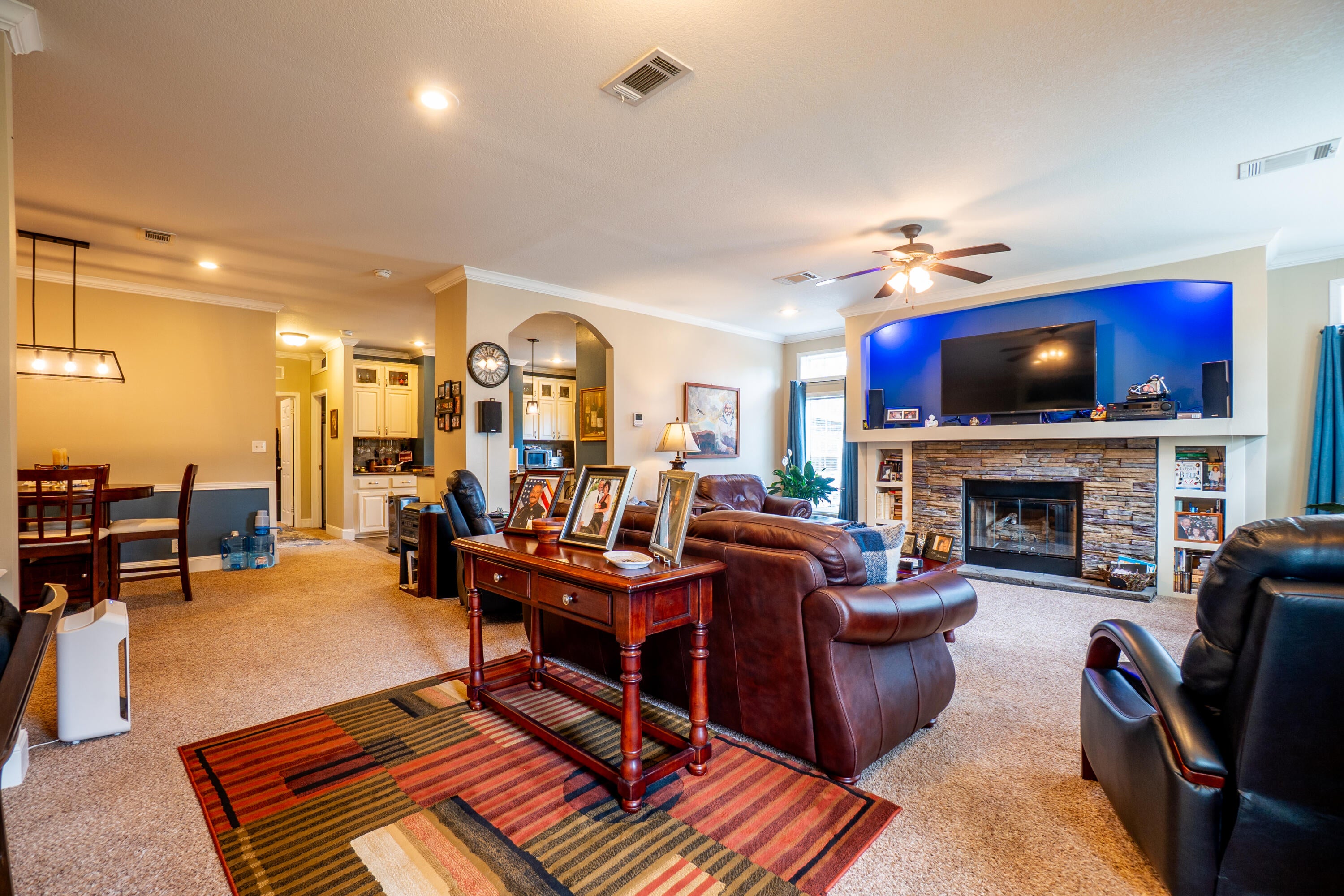 COUNTRY CLUB MANOR - Residential