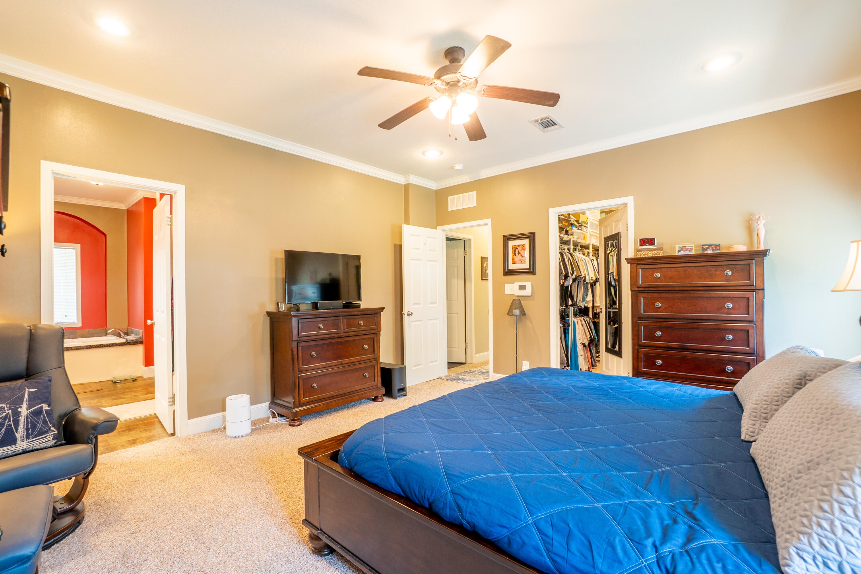 COUNTRY CLUB MANOR - Residential